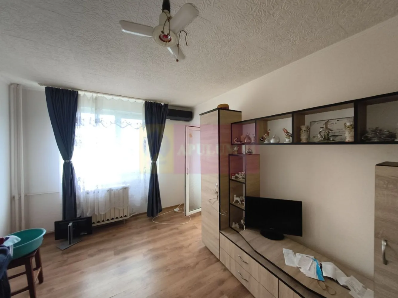 Apartament 3 camere Decomandat Confort 1 în Colentina- Maior Băcilă - Vă oferim spre cumpărare un apartament de 3 camere decomandat, confort 1, situat la etaj intermediar, etajul 5 al unul imobil solid de 8 etaje construit în 1986 și reabilitat termic de curând. Apartamentul este frumos compartimentat cu un living mare de 17,3 mp ce oferă acces și spre un balconul tip logie, un balcon ce permite amplasarea unei mese cu scaune. Bucătăria este spațioasă, închisă și are o configurație care oferă spațiu suficient atât pentru gătit cât și pentru a servi masa. Holul de intrare este generos și oferă acces spre toate încăperile oferind astfel un plus din punct de vedere al intimității. Pe hol se pot amenaja și spații de depozitare de tip dressing deoarece lățimea acestuia permite, apartamentul are deja însă 3 zone de depozitare pe hol. Lângă ușa de intrare în apartament avem contoarul de gaz, pentru cei interesați se pot face demersurile pentru instalarea unei centrale termice proprii. Apartamentul este spațios, cu un hol mare de intrare ce oferă acces spre toate camerele, apartamentul fiind decomandat. La intrare avem pe dreapta grupul sanitar de serviciu iar pe stânga avem livingul și apoi bucătăria, un living parțial mobilat. Livingul are orientare spre răsărit. Livingul beneficiază de aer condiționat și de acces la balcon, un balcon spațios ce reprezintă o extensie mai intimă a zonei de socializare și care poate avea orice destinație fiind ușor deservit și de proximitatea zonei de gătit. Bucătăria, mobilată și utilată parția este închisă și aerisirea naturală (fereastra) este către balconul închis în termopan. Dormitoarele sunt dispuse spre răsărit și sunt parțial mobilate. Primul dormitor este apropiat de bucătărie și de grupul sanitar de serviciu iar cel de-al doilea dormitor, dormitorul matrimonial se află lângă baia mare prevăzută cu cadă. Cele două dormitoare sunt relativ apropiate ca suprafață. Pe partea opusă dormitoarelor avem mai multe spații de depozitare, un sas unde încape foarte bine mașina de spălat și uscătorul, mașina de spălat în acest moment se află însă în baia mare. Documentația este la zi, apartamentul nu are modificări structurale și beneficiază și de o anvelopare interioară pentru o izolare mai bună din punct de vedere termic și fonic. Blocul dispune de două lifturi, ambele modernizate. Apartamentul dispune deasemenea de un loc de parcare plătit la ADP. Pentru mai multe detalii și informații nu ezitați să mă contactați. Daniel - Apulum94.
