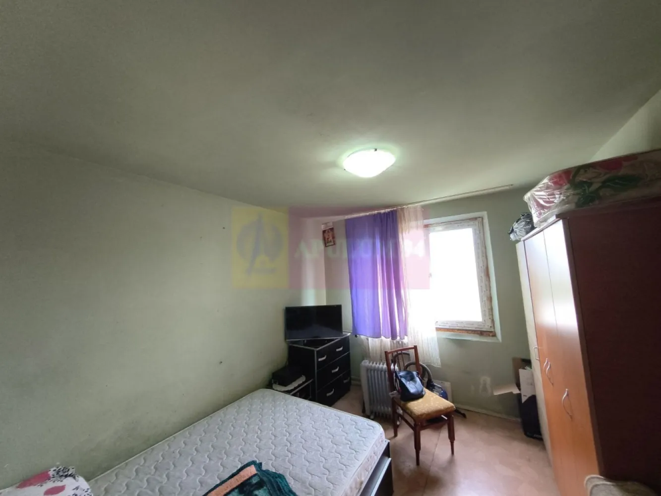 Apartament 3 camere Decomandat Confort 1 în Colentina- Maior Băcilă - Vă oferim spre cumpărare un apartament de 3 camere decomandat, confort 1, situat la etaj intermediar, etajul 5 al unul imobil solid de 8 etaje construit în 1986 și reabilitat termic de curând. Apartamentul este frumos compartimentat cu un living mare de 17,3 mp ce oferă acces și spre un balconul tip logie, un balcon ce permite amplasarea unei mese cu scaune. Bucătăria este spațioasă, închisă și are o configurație care oferă spațiu suficient atât pentru gătit cât și pentru a servi masa. Holul de intrare este generos și oferă acces spre toate încăperile oferind astfel un plus din punct de vedere al intimității. Pe hol se pot amenaja și spații de depozitare de tip dressing deoarece lățimea acestuia permite, apartamentul are deja însă 3 zone de depozitare pe hol. Lângă ușa de intrare în apartament avem contoarul de gaz, pentru cei interesați se pot face demersurile pentru instalarea unei centrale termice proprii. Apartamentul este spațios, cu un hol mare de intrare ce oferă acces spre toate camerele, apartamentul fiind decomandat. La intrare avem pe dreapta grupul sanitar de serviciu iar pe stânga avem livingul și apoi bucătăria, un living parțial mobilat. Livingul are orientare spre răsărit. Livingul beneficiază de aer condiționat și de acces la balcon, un balcon spațios ce reprezintă o extensie mai intimă a zonei de socializare și care poate avea orice destinație fiind ușor deservit și de proximitatea zonei de gătit. Bucătăria, mobilată și utilată parția este închisă și aerisirea naturală (fereastra) este către balconul închis în termopan. Dormitoarele sunt dispuse spre răsărit și sunt parțial mobilate. Primul dormitor este apropiat de bucătărie și de grupul sanitar de serviciu iar cel de-al doilea dormitor, dormitorul matrimonial se află lângă baia mare prevăzută cu cadă. Cele două dormitoare sunt relativ apropiate ca suprafață. Pe partea opusă dormitoarelor avem mai multe spații de depozitare, un sas unde încape foarte bine mașina de spălat și uscătorul, mașina de spălat în acest moment se află însă în baia mare. Documentația este la zi, apartamentul nu are modificări structurale și beneficiază și de o anvelopare interioară pentru o izolare mai bună din punct de vedere termic și fonic. Blocul dispune de două lifturi, ambele modernizate. Apartamentul dispune deasemenea de un loc de parcare plătit la ADP. Pentru mai multe detalii și informații nu ezitați să mă contactați. Daniel - Apulum94.