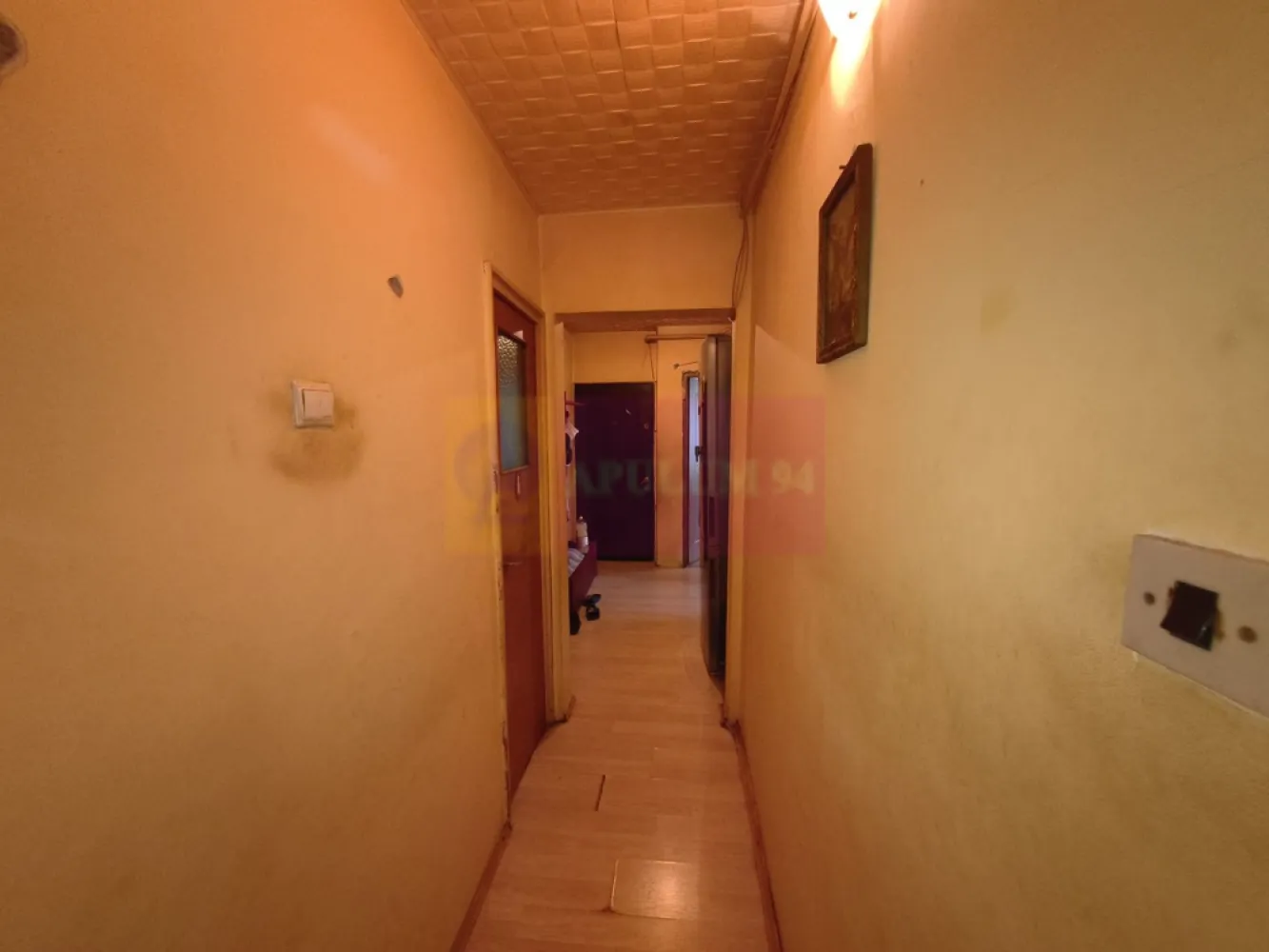 Apartament 3 camere Decomandat Confort 1 în Colentina- Maior Băcilă - Vă oferim spre cumpărare un apartament de 3 camere decomandat, confort 1, situat la etaj intermediar, etajul 5 al unul imobil solid de 8 etaje construit în 1986 și reabilitat termic de curând. Apartamentul este frumos compartimentat cu un living mare de 17,3 mp ce oferă acces și spre un balconul tip logie, un balcon ce permite amplasarea unei mese cu scaune. Bucătăria este spațioasă, închisă și are o configurație care oferă spațiu suficient atât pentru gătit cât și pentru a servi masa. Holul de intrare este generos și oferă acces spre toate încăperile oferind astfel un plus din punct de vedere al intimității. Pe hol se pot amenaja și spații de depozitare de tip dressing deoarece lățimea acestuia permite, apartamentul are deja însă 3 zone de depozitare pe hol. Lângă ușa de intrare în apartament avem contoarul de gaz, pentru cei interesați se pot face demersurile pentru instalarea unei centrale termice proprii. Apartamentul este spațios, cu un hol mare de intrare ce oferă acces spre toate camerele, apartamentul fiind decomandat. La intrare avem pe dreapta grupul sanitar de serviciu iar pe stânga avem livingul și apoi bucătăria, un living parțial mobilat. Livingul are orientare spre răsărit. Livingul beneficiază de aer condiționat și de acces la balcon, un balcon spațios ce reprezintă o extensie mai intimă a zonei de socializare și care poate avea orice destinație fiind ușor deservit și de proximitatea zonei de gătit. Bucătăria, mobilată și utilată parția este închisă și aerisirea naturală (fereastra) este către balconul închis în termopan. Dormitoarele sunt dispuse spre răsărit și sunt parțial mobilate. Primul dormitor este apropiat de bucătărie și de grupul sanitar de serviciu iar cel de-al doilea dormitor, dormitorul matrimonial se află lângă baia mare prevăzută cu cadă. Cele două dormitoare sunt relativ apropiate ca suprafață. Pe partea opusă dormitoarelor avem mai multe spații de depozitare, un sas unde încape foarte bine mașina de spălat și uscătorul, mașina de spălat în acest moment se află însă în baia mare. Documentația este la zi, apartamentul nu are modificări structurale și beneficiază și de o anvelopare interioară pentru o izolare mai bună din punct de vedere termic și fonic. Blocul dispune de două lifturi, ambele modernizate. Apartamentul dispune deasemenea de un loc de parcare plătit la ADP. Pentru mai multe detalii și informații nu ezitați să mă contactați. Daniel - Apulum94.