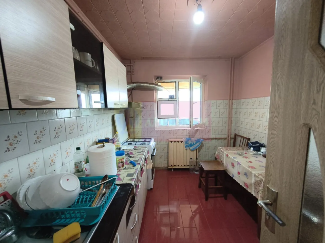 Apartament 3 camere Decomandat Confort 1 în Colentina- Maior Băcilă - Vă oferim spre cumpărare un apartament de 3 camere decomandat, confort 1, situat la etaj intermediar, etajul 5 al unul imobil solid de 8 etaje construit în 1986 și reabilitat termic de curând. Apartamentul este frumos compartimentat cu un living mare de 17,3 mp ce oferă acces și spre un balconul tip logie, un balcon ce permite amplasarea unei mese cu scaune. Bucătăria este spațioasă, închisă și are o configurație care oferă spațiu suficient atât pentru gătit cât și pentru a servi masa. Holul de intrare este generos și oferă acces spre toate încăperile oferind astfel un plus din punct de vedere al intimității. Pe hol se pot amenaja și spații de depozitare de tip dressing deoarece lățimea acestuia permite, apartamentul are deja însă 3 zone de depozitare pe hol. Lângă ușa de intrare în apartament avem contoarul de gaz, pentru cei interesați se pot face demersurile pentru instalarea unei centrale termice proprii. Apartamentul este spațios, cu un hol mare de intrare ce oferă acces spre toate camerele, apartamentul fiind decomandat. La intrare avem pe dreapta grupul sanitar de serviciu iar pe stânga avem livingul și apoi bucătăria, un living parțial mobilat. Livingul are orientare spre răsărit. Livingul beneficiază de aer condiționat și de acces la balcon, un balcon spațios ce reprezintă o extensie mai intimă a zonei de socializare și care poate avea orice destinație fiind ușor deservit și de proximitatea zonei de gătit. Bucătăria, mobilată și utilată parția este închisă și aerisirea naturală (fereastra) este către balconul închis în termopan. Dormitoarele sunt dispuse spre răsărit și sunt parțial mobilate. Primul dormitor este apropiat de bucătărie și de grupul sanitar de serviciu iar cel de-al doilea dormitor, dormitorul matrimonial se află lângă baia mare prevăzută cu cadă. Cele două dormitoare sunt relativ apropiate ca suprafață. Pe partea opusă dormitoarelor avem mai multe spații de depozitare, un sas unde încape foarte bine mașina de spălat și uscătorul, mașina de spălat în acest moment se află însă în baia mare. Documentația este la zi, apartamentul nu are modificări structurale și beneficiază și de o anvelopare interioară pentru o izolare mai bună din punct de vedere termic și fonic. Blocul dispune de două lifturi, ambele modernizate. Apartamentul dispune deasemenea de un loc de parcare plătit la ADP. Pentru mai multe detalii și informații nu ezitați să mă contactați. Daniel - Apulum94.