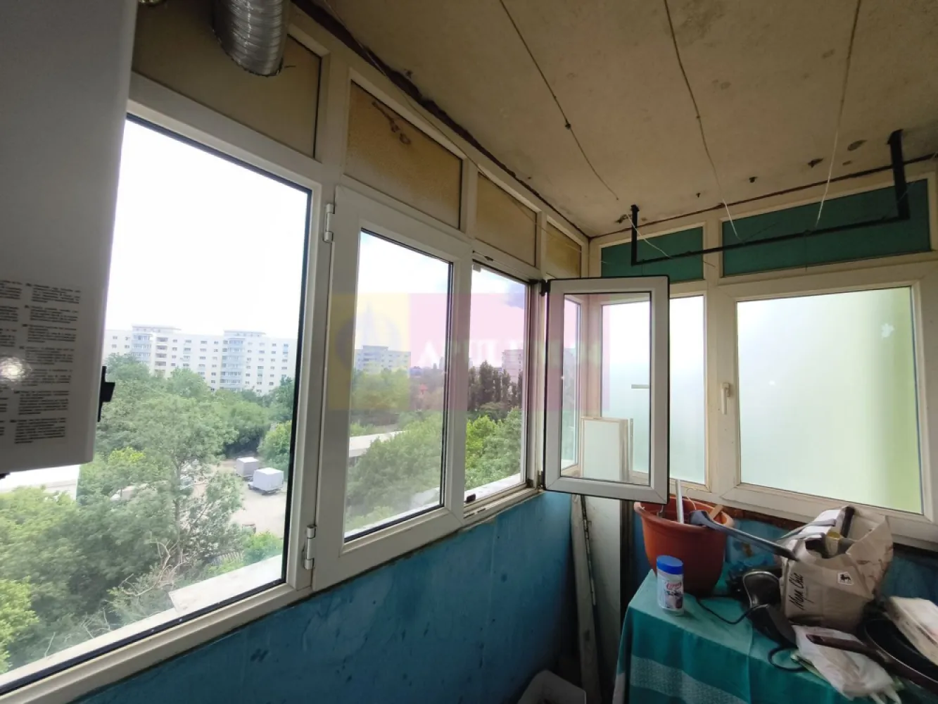 Apartament 3 camere Decomandat Confort 1 în Colentina- Maior Băcilă - Vă oferim spre cumpărare un apartament de 3 camere decomandat, confort 1, situat la etaj intermediar, etajul 5 al unul imobil solid de 8 etaje construit în 1986 și reabilitat termic de curând. Apartamentul este frumos compartimentat cu un living mare de 17,3 mp ce oferă acces și spre un balconul tip logie, un balcon ce permite amplasarea unei mese cu scaune. Bucătăria este spațioasă, închisă și are o configurație care oferă spațiu suficient atât pentru gătit cât și pentru a servi masa. Holul de intrare este generos și oferă acces spre toate încăperile oferind astfel un plus din punct de vedere al intimității. Pe hol se pot amenaja și spații de depozitare de tip dressing deoarece lățimea acestuia permite, apartamentul are deja însă 3 zone de depozitare pe hol. Lângă ușa de intrare în apartament avem contoarul de gaz, pentru cei interesați se pot face demersurile pentru instalarea unei centrale termice proprii. Apartamentul este spațios, cu un hol mare de intrare ce oferă acces spre toate camerele, apartamentul fiind decomandat. La intrare avem pe dreapta grupul sanitar de serviciu iar pe stânga avem livingul și apoi bucătăria, un living parțial mobilat. Livingul are orientare spre răsărit. Livingul beneficiază de aer condiționat și de acces la balcon, un balcon spațios ce reprezintă o extensie mai intimă a zonei de socializare și care poate avea orice destinație fiind ușor deservit și de proximitatea zonei de gătit. Bucătăria, mobilată și utilată parția este închisă și aerisirea naturală (fereastra) este către balconul închis în termopan. Dormitoarele sunt dispuse spre răsărit și sunt parțial mobilate. Primul dormitor este apropiat de bucătărie și de grupul sanitar de serviciu iar cel de-al doilea dormitor, dormitorul matrimonial se află lângă baia mare prevăzută cu cadă. Cele două dormitoare sunt relativ apropiate ca suprafață. Pe partea opusă dormitoarelor avem mai multe spații de depozitare, un sas unde încape foarte bine mașina de spălat și uscătorul, mașina de spălat în acest moment se află însă în baia mare. Documentația este la zi, apartamentul nu are modificări structurale și beneficiază și de o anvelopare interioară pentru o izolare mai bună din punct de vedere termic și fonic. Blocul dispune de două lifturi, ambele modernizate. Apartamentul dispune deasemenea de un loc de parcare plătit la ADP. Pentru mai multe detalii și informații nu ezitați să mă contactați. Daniel - Apulum94.