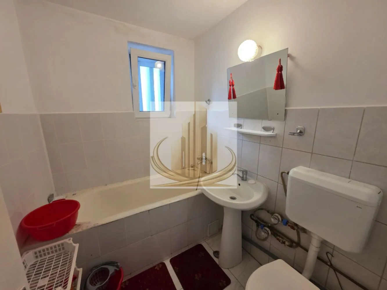 Apartament 2 camere Medicina - Agenția Grand Mobilis Imobiliare propune spre vânzare un apartament cu 2 camere, situat în zona Tipografilor.

Apartamentul are o suprafață utilă de 54 mp și este situat la etajul 3 al unui bloc de cărămidă, într-o zonă liniștită, aproape de mijloace de transport, Iulius Mall, școli și magazine. Locuința dispune de bucătărie închisă, două balcoane luminoase și se vinde complet mobilată și utilată. Apartamentul a fost complet renovat în anul 2023.

ID intern CP3111803