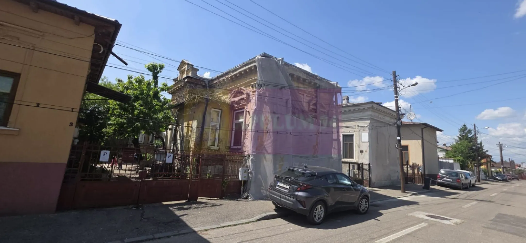 Casa de vanzare in Ploiesti, zona centrala - Casă boierească de vânzare în zona centrală a municipiului Ploiești

Agentia Imobiliară Mervani vă prezintă o proprietate cu arhitectură autentică de început de secol XX, situată în zona centrală a municipiului Ploiești. Casa a fost edificată în anul 1902 și păstrează elemente originale specifice caselor boierești ale perioadei, oferind un farmec aparte și un potențial deosebit pentru renovare și restaurare.

Imobilul are o suprafață utilă de 123 mp și este amplasat pe un teren închiriat în suprafață de 163 mp. Proprietatea dispune de pivniță, pod și curte interioară comună cu o altă construcție. În plus, există și un garaj construit ca anexă.

Casa impresionează prin camerele spațioase, pereții groși din cărămidă, fundația din beton și șarpanta din lemn acoperită cu tablă. Pardoselile sunt realizate din parchet din lemn, iar încălzirea se face prin sobe de teracotă, păstrând atmosfera autentică a epocii.

Imobilul este branșat la energie electrică, apă din rețeaua publică și canalizare.

Proprietatea necesită renovare și consolidare, fiind ideală pentru persoanele care apreciază arhitectura veche și doresc să readucă la viață o casă cu istorie și personalitate, într-o zonă centrală și accesibilă a orașului Ploiești.

Pentru informații suplimentare și programarea unei vizionări:
Agentia Imobiliară Mervani
Telefon: 0729.935.536