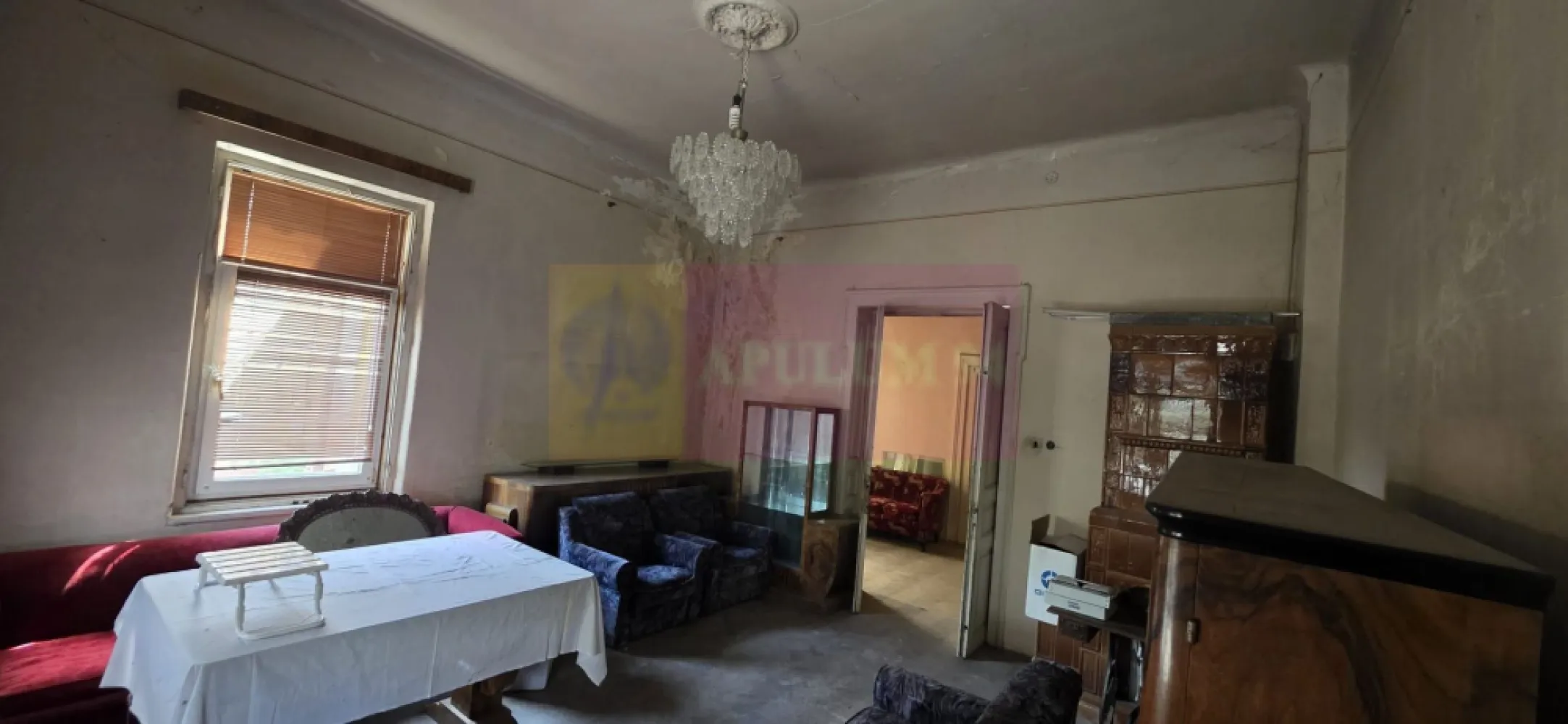 Casa de vanzare in Ploiesti, zona centrala - Casă boierească de vânzare în zona centrală a municipiului Ploiești

Agentia Imobiliară Mervani vă prezintă o proprietate cu arhitectură autentică de început de secol XX, situată în zona centrală a municipiului Ploiești. Casa a fost edificată în anul 1902 și păstrează elemente originale specifice caselor boierești ale perioadei, oferind un farmec aparte și un potențial deosebit pentru renovare și restaurare.

Imobilul are o suprafață utilă de 123 mp și este amplasat pe un teren închiriat în suprafață de 163 mp. Proprietatea dispune de pivniță, pod și curte interioară comună cu o altă construcție. În plus, există și un garaj construit ca anexă.

Casa impresionează prin camerele spațioase, pereții groși din cărămidă, fundația din beton și șarpanta din lemn acoperită cu tablă. Pardoselile sunt realizate din parchet din lemn, iar încălzirea se face prin sobe de teracotă, păstrând atmosfera autentică a epocii.

Imobilul este branșat la energie electrică, apă din rețeaua publică și canalizare.

Proprietatea necesită renovare și consolidare, fiind ideală pentru persoanele care apreciază arhitectura veche și doresc să readucă la viață o casă cu istorie și personalitate, într-o zonă centrală și accesibilă a orașului Ploiești.

Pentru informații suplimentare și programarea unei vizionări:
Agentia Imobiliară Mervani
Telefon: 0729.935.536