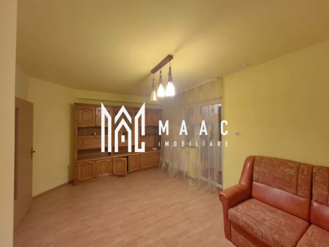Apartament 3 camere I 76 mp I 2 balcoane I 2 bai I Parcare - Maac Imobiliare ofera spre vanzare un apartament cu 3 camere, 2 dormitoare ,2 balcoane ,2 bai , Selimbar
Imobilul este amplasat la parter cu o suprafață utilă de 76 mp.

Caracteristici: blocul este izolat termic cu o eficienta energetica sporita pe timp de iarna. 
Acoperis din tigla.

Compartimentare: 2 dormitoare, living, bucătărie, 2 balcoane, 2 bai cu geam de aerisire.
Spatiu sumplimentar pentru depozitare debara/camara.

Cele 2 balcoane ofera un plus de confort.
Incalzire se face prin calorifere cu centrala proprie.
Loc de parcare inclus.
Zona cu acces facil spre magazine, transport, etc.

Anul finalizarii constructiei 2010.
Apartamentul este mobilat si utilat, pregatit pentru mutare sau investitie.

Pentru mai multe detalii vă rugăm sa ne contactați, specificand ID: CP2787419