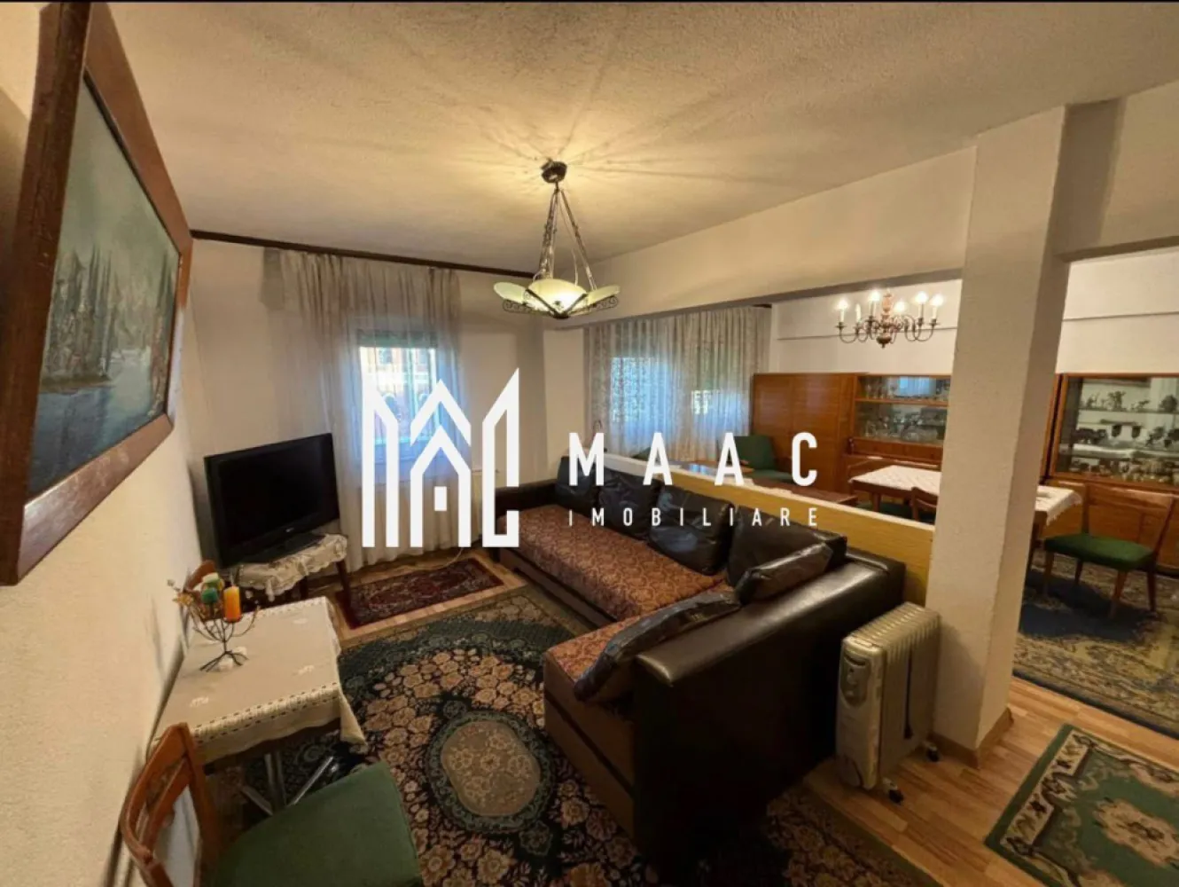 Apartament 4 camere | Ultracentral | Etaj 1 | Balcon | Polisano – Gară - Maac Imobiliare prezintă spre vânzare un apartament spațios, situat ultracentral, în zona Clinica Polisano – Gară, una dintre cele mai căutate locații din Sibiu. Imobilul are o suprafață de 106 mp construiți și 85 mp utili, fiind compartimentat eficient astfel: 4 camere bucătărie separată 2 băi balcon pivniță de aproximativ 10 mp Apartamentul este situat la etajul 1 al unui imobil cu regim de înălțime P+2, construcție solidă din cărămidă, specifică clădirilor durabile din zonă. Locuința a fost renovată integral în urmă cu câțiva ani și este foarte bine întreținută, oferind un ambient plăcut și funcțional. Se vinde exact cum se prezintă în poze, complet mobilată și utilată, fiind ideală pentru locuire imediată sau investiție. Poziționarea ultracentrală asigură acces rapid către puncte de interes importante: instituții medicale, gară, mijloace de transport, magazine și zona centrală a orașului. Pentru mai multe detalii sau pentru a programa o vizionare contactează - ne specificând ID: CP2869949 }}