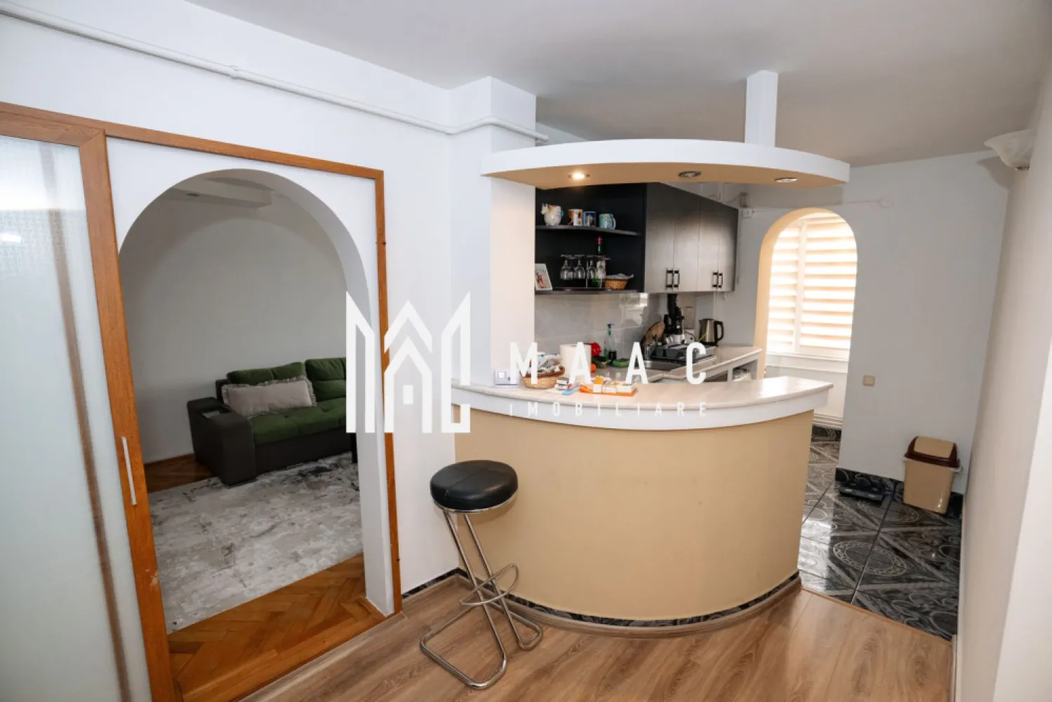 Apartament 2 camere | Centrala Proprie | Lift - Apartament 2 camere 51mp | 73.000 euro | Etaj 4/10 | Centrala Proprie MAAC Imobiliare vă propune spre vânzare un apartament modern cu 2 camere, situat pe Calea lui Traian, langa Spitalul Judetean Proprietatea se află la etajul 4/10 (bloc reabilitat termic, cu lift) și dispune de o suprafață generoasă de 51 mp, fiind ideală atât pentru locuit, cât și ca investiție. Apartamentul este inteligent compartimentat pentru a oferi confort și funcționalitate: * Living luminos și primitor * Bucătărie complet utilată * 1 dormitor * 1 grupur sanitar * Hol spațios * Balcon util și accesibil Pentru un confort termic sporit, apartamentul beneficiaza de incalzire printr-o centrala termica proprie. Această proprietate este ideală pentru familii, dar și pentru cei care își doresc confort, stil și o locație excelentă pe una dintre cele mai căutate artere ale orașului. Pentru mai multe detalii sau pentru programarea unei vizionări, MAAC Imobiliare vă stă cu drag la dispoziție. CP2857895 }}