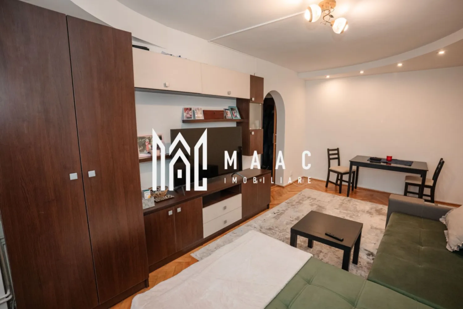 Apartament 2 camere | Centrala Proprie | Lift - Apartament 2 camere 51mp | 73.000 euro | Etaj 4/10 | Centrala Proprie MAAC Imobiliare vă propune spre vânzare un apartament modern cu 2 camere, situat pe Calea lui Traian, langa Spitalul Judetean Proprietatea se află la etajul 4/10 (bloc reabilitat termic, cu lift) și dispune de o suprafață generoasă de 51 mp, fiind ideală atât pentru locuit, cât și ca investiție. Apartamentul este inteligent compartimentat pentru a oferi confort și funcționalitate: * Living luminos și primitor * Bucătărie complet utilată * 1 dormitor * 1 grupur sanitar * Hol spațios * Balcon util și accesibil Pentru un confort termic sporit, apartamentul beneficiaza de incalzire printr-o centrala termica proprie. Această proprietate este ideală pentru familii, dar și pentru cei care își doresc confort, stil și o locație excelentă pe una dintre cele mai căutate artere ale orașului. Pentru mai multe detalii sau pentru programarea unei vizionări, MAAC Imobiliare vă stă cu drag la dispoziție. CP2857895 }}