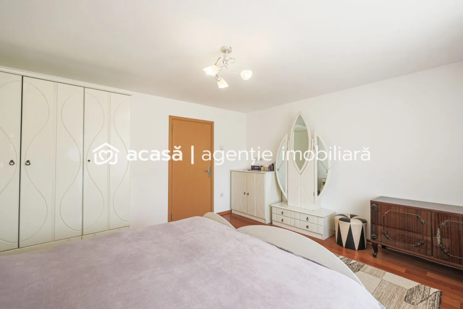 Preț redus! Casă în localitatea Turnu - Dacă îți dorești să te muți la casă și curte, această casă din Turnu, aflată la numai 17 minute de Arad, este alegerea potrivită pentru tine și familia ta.

✨ Caracteristici principale:

- 4 camere + bucătărie
- 2 băi 
cămară pentru alimente & cameră tehnică
garaj mare în curte
suprafață teren: 600 mp cu front stradal de 16 m

🔧 Îmbunătățiri și dotări:

izolație exterioară – eficiență termică ridicată
instalație electrică refăcută
geamuri PVC
aer condiționat
încălzire cu centrală proprie pe lemne

🏠 Casa este renovată și gata să devină un cămin primitor pentru noii proprietari.

📞 Pentru detalii și vizionări: 0742 267 773
👩‍💼 Contact: Andreea Szuchanszki – consultant imobiliar

Nu dispui de toată suma? Te ajutăm noi gratuit! Îți obținem oferte de la 16 bănci.

Ai o proprietate de vânzare în Arad și vrei să știi cât valorează cu adevărat?
Sună-mă pentru o evaluare gratuită, fără obligații.

Birou: ACASĂ | Agenție imobiliară Arad
Bulevardul Decebal 2, Arad 310133