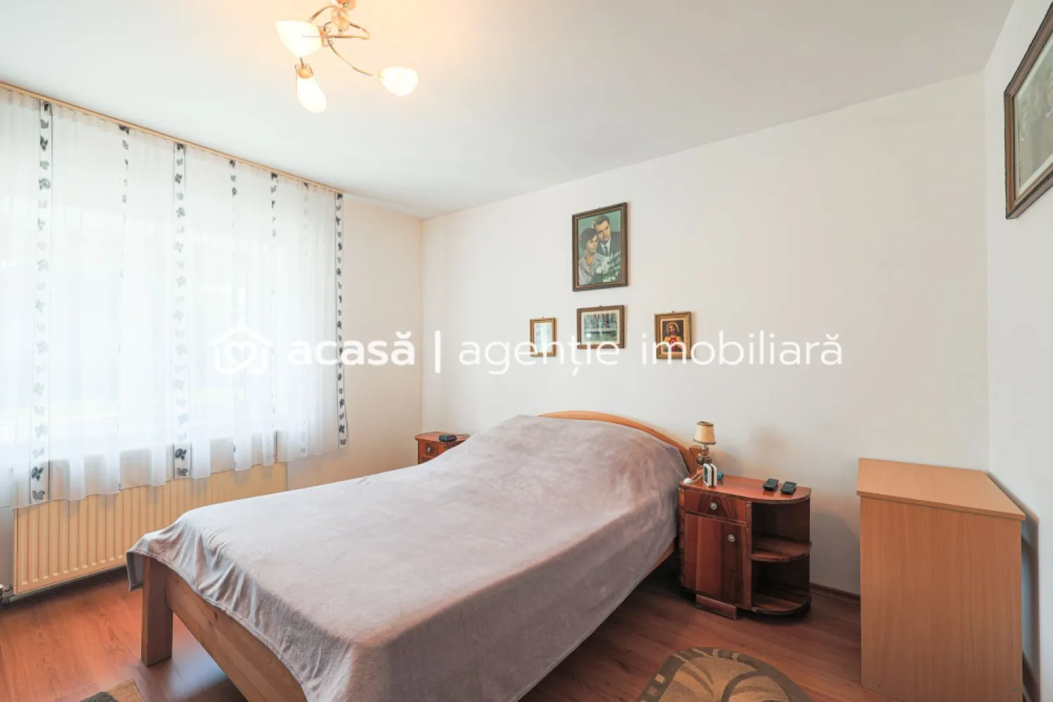 Preț redus! Casă în localitatea Turnu - Dacă îți dorești să te muți la casă și curte, această casă din Turnu, aflată la numai 17 minute de Arad, este alegerea potrivită pentru tine și familia ta.

✨ Caracteristici principale:

- 4 camere + bucătărie
- 2 băi 
cămară pentru alimente & cameră tehnică
garaj mare în curte
suprafață teren: 600 mp cu front stradal de 16 m

🔧 Îmbunătățiri și dotări:

izolație exterioară – eficiență termică ridicată
instalație electrică refăcută
geamuri PVC
aer condiționat
încălzire cu centrală proprie pe lemne

🏠 Casa este renovată și gata să devină un cămin primitor pentru noii proprietari.

📞 Pentru detalii și vizionări: 0742 267 773
👩‍💼 Contact: Andreea Szuchanszki – consultant imobiliar

Nu dispui de toată suma? Te ajutăm noi gratuit! Îți obținem oferte de la 16 bănci.

Ai o proprietate de vânzare în Arad și vrei să știi cât valorează cu adevărat?
Sună-mă pentru o evaluare gratuită, fără obligații.

Birou: ACASĂ | Agenție imobiliară Arad
Bulevardul Decebal 2, Arad 310133