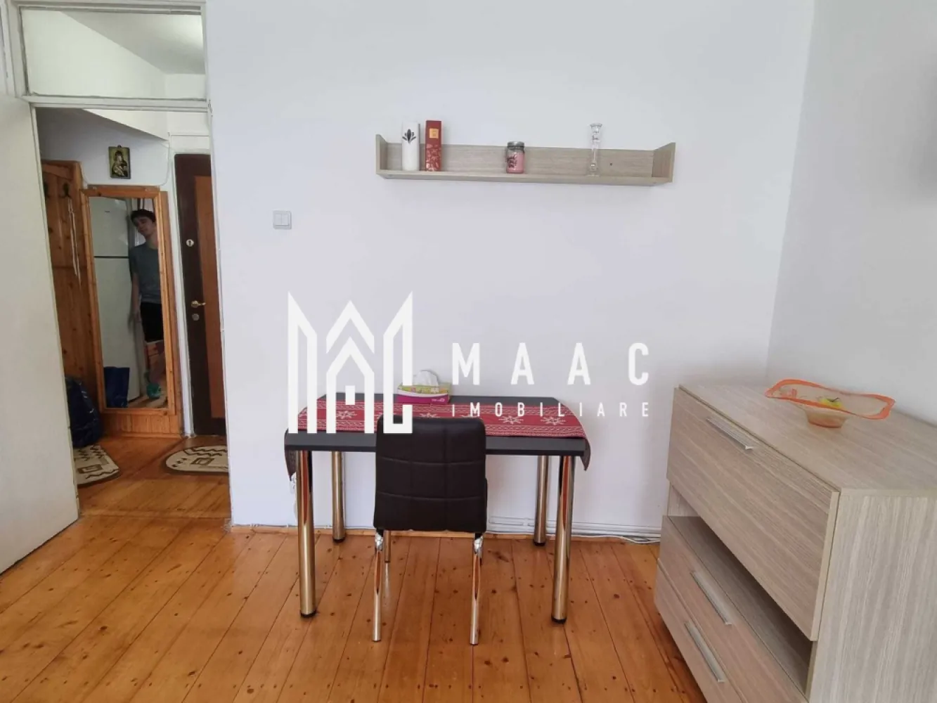 Garsoniera | Etaj 1 | Decomandata | Logie | Zona Strand - MAAC Imobiliare ofera spre inchiriere apartament cu 1 camera, complet mobilat si utilat, in zona Strand. Apartamentul este format din bucatarie, balcon inchis, hol si baie, situat la etajul 1 al unui bloc de apartamente in cartierul Strand este disponibil pentru închiriere. Apartamentul este complet mobilat si utilat (frigider, masina spalat rufe, TV cablu, internet, aragaz, cuptor, fierbator apa, filtru cafea, cuptor cu microunde, centrala proprie, canapea extensibila + topper) si se afla in apropierea punctelor de interes (magazine, stație de autobuz, farmacii, parc, unitati de invatamant). Pretul include valoarea abonamentului de cablu si internet. Se percepe o luna garanție. Contractul se înregistrează la ANAF. Nu se accepta animale de companie in apartament. Disponibilitate imediata. Pentru mai multe detalii, va rugam specificati telefonic: CP2881388 }}