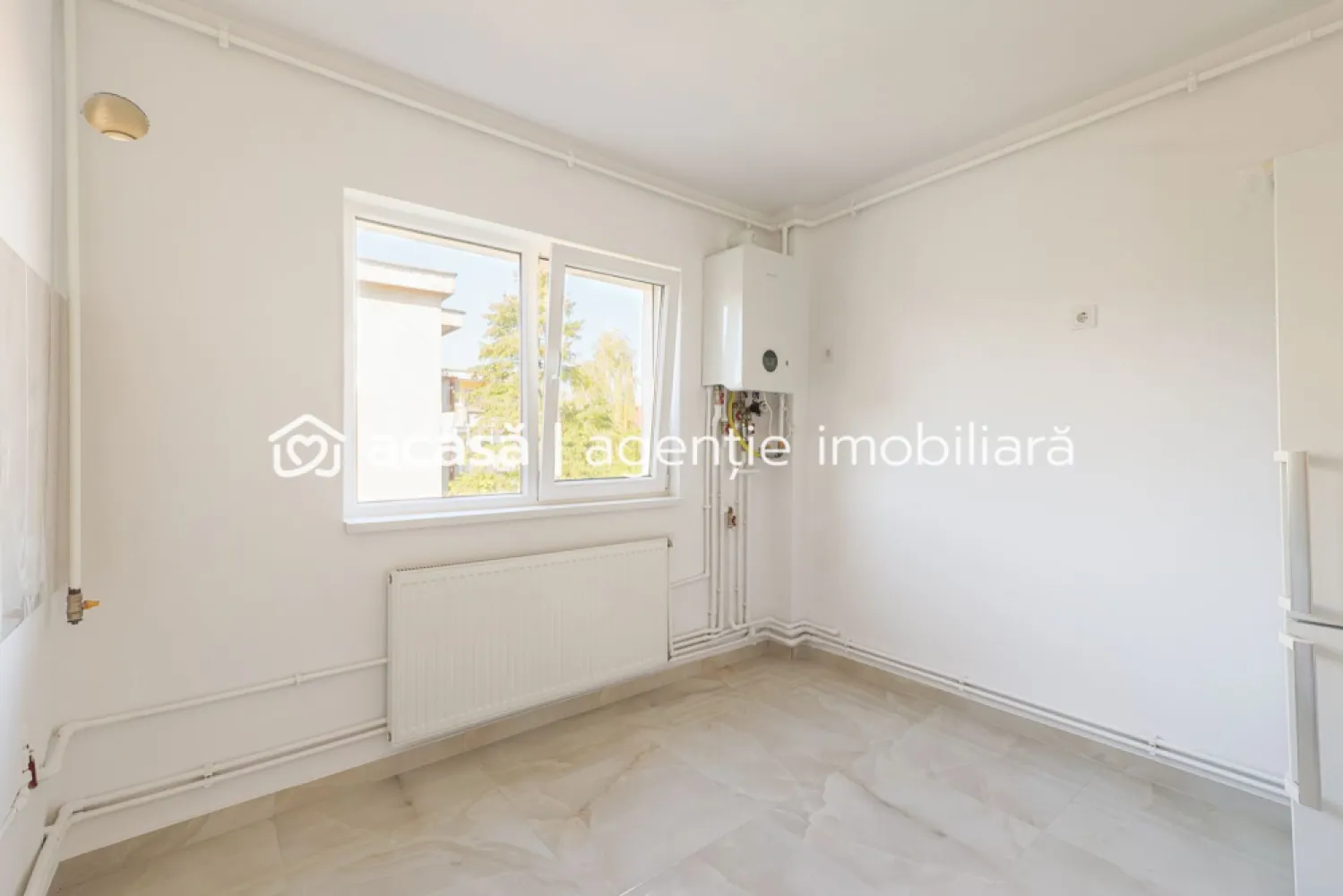 PRET NOU Apartament 2 camere - renovat - Piața Catedralei - COMISION 0 - Vă propun spre vânzare un apartament spațios și luminos de 2 camere, situat la etajul 3/4, în zona centrală Piața Catedralei – o zonă liniștită, cu spații verzi, dar totodată în plină dezvoltare.

✔ Suprafață: 78 mp construiți (conform CF)
✔ Compartimentare:
- living generos
- dormitor
- bucătărie cu cămară
- hol spațios
- baie cu cadă
- 2 balcoane (unul închis)

✔ Dotări și beneficii:
- renovat complet în 2025
- centrală termică pe gaz
- aparat de aer condiționat
- apartament luminos, cu vedere deschisă
- se vinde parțial mobilat

Principalul avantaj al acestui apartament este poziționarea excelentă: aproape de centrul orașului, într-o zonă liniștită și verde, ideală pentru rezidență sau investiție

📞 Pentru mai multe detalii și pentru a programa o vizionare, nu ezita să mă contactezi:
Daniel Hord – Consultant imobiliar - 0755 274 519

Nu dispui de toată suma? Te ajutăm noi gratuit! Îți obținem oferte de la 16 bănci
Ai o proprietate de vânzare în Arad și vrei să știi cât valorează cu adevărat?
Sună-mă pentru o evaluare GRATUITĂ!