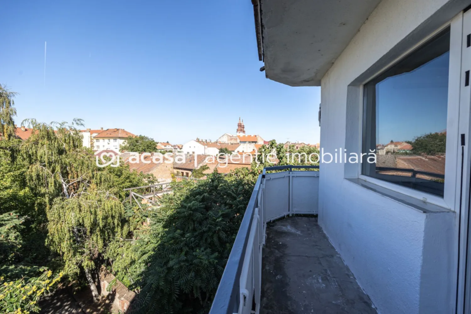 PRET NOU Apartament 2 camere - renovat - Piața Catedralei - COMISION 0 - Vă propun spre vânzare un apartament spațios și luminos de 2 camere, situat la etajul 3/4, în zona centrală Piața Catedralei – o zonă liniștită, cu spații verzi, dar totodată în plină dezvoltare.

✔ Suprafață: 78 mp construiți (conform CF)
✔ Compartimentare:
- living generos
- dormitor
- bucătărie cu cămară
- hol spațios
- baie cu cadă
- 2 balcoane (unul închis)

✔ Dotări și beneficii:
- renovat complet în 2025
- centrală termică pe gaz
- aparat de aer condiționat
- apartament luminos, cu vedere deschisă
- se vinde parțial mobilat

Principalul avantaj al acestui apartament este poziționarea excelentă: aproape de centrul orașului, într-o zonă liniștită și verde, ideală pentru rezidență sau investiție

📞 Pentru mai multe detalii și pentru a programa o vizionare, nu ezita să mă contactezi:
Daniel Hord – Consultant imobiliar - 0755 274 519

Nu dispui de toată suma? Te ajutăm noi gratuit! Îți obținem oferte de la 16 bănci
Ai o proprietate de vânzare în Arad și vrei să știi cât valorează cu adevărat?
Sună-mă pentru o evaluare GRATUITĂ!
