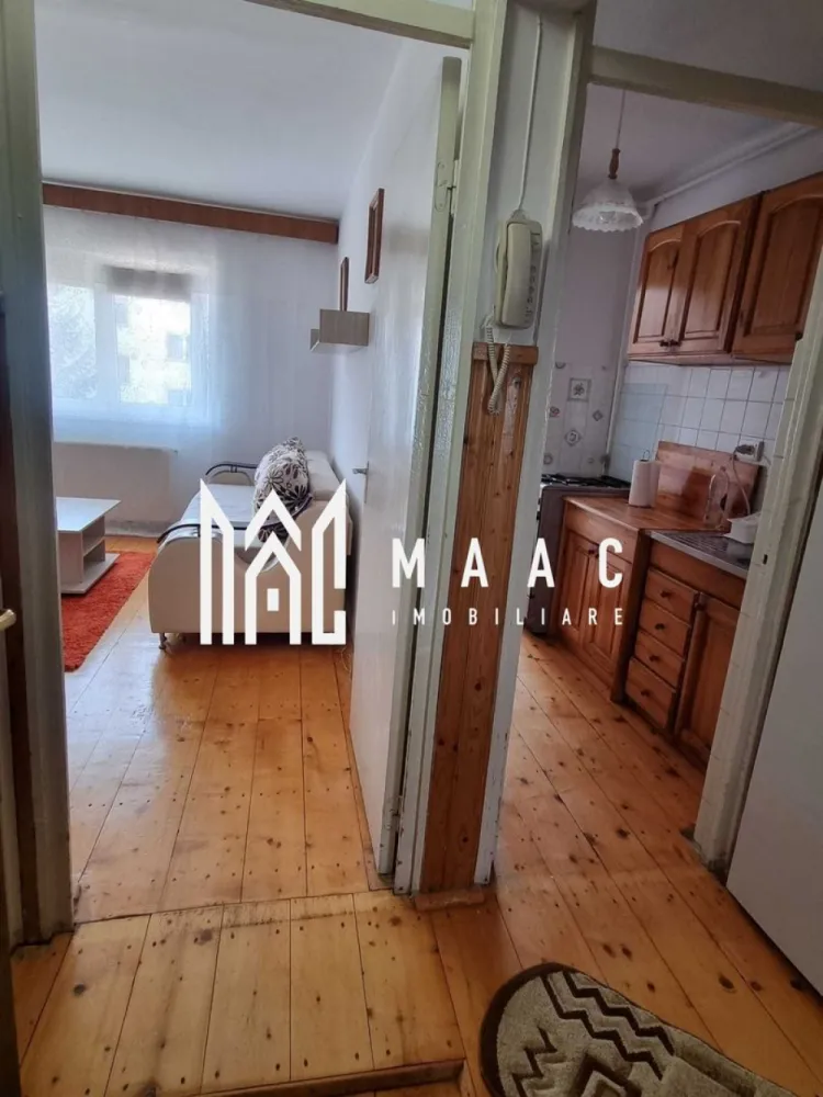 Garsoniera | Etaj 1 | Decomandata | Logie | Zona Strand - MAAC Imobiliare ofera spre inchiriere apartament cu 1 camera, complet mobilat si utilat, in zona Strand. Apartamentul este format din bucatarie, balcon inchis, hol si baie, situat la etajul 1 al unui bloc de apartamente in cartierul Strand este disponibil pentru închiriere. Apartamentul este complet mobilat si utilat (frigider, masina spalat rufe, TV cablu, internet, aragaz, cuptor, fierbator apa, filtru cafea, cuptor cu microunde, centrala proprie, canapea extensibila + topper) si se afla in apropierea punctelor de interes (magazine, stație de autobuz, farmacii, parc, unitati de invatamant). Pretul include valoarea abonamentului de cablu si internet. Se percepe o luna garanție. Contractul se înregistrează la ANAF. Nu se accepta animale de companie in apartament. Disponibilitate imediata. Pentru mai multe detalii, va rugam specificati telefonic: CP2881388 }}