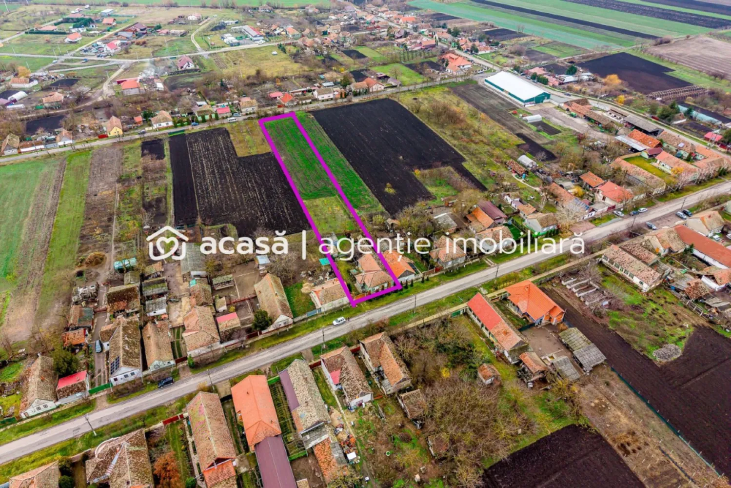 Casă + curte 2.500 mp în Dorobanți - Dorobanți e genul de loc pe care îl alegi când vrei liniște, spațiu și acel stil de viață „așezat”, în care ziua începe cu aer curat și se termină cu un ceai în curte. Iar proprietatea asta îți dă exact libertatea pe care o cauți: 2.500 mp de teren, organizat, cu livadă tânără și anexe care chiar îți sunt utile.

Interior (practic și luminos): 2 camere mari la stradă + o cameră suplimentară; hol luminos; baie cu cadă; toaletă separată cu geam; cămară, pivniță, acces în pod; încălzire pe lemne; apă la rețea; proiect aprobat pentru fosă nouă (fără costuri pentru viitorul proprietar).

Exterior (aici începe povestea frumoasă): acces auto; curte cu vie și flori; filigorie (locul perfect pentru seri lungi); bucătărie de vară; cameră de lemne; garaj metalic + anexe utile; jumătate din teren: livadă tânără – pentru producție reală, nu doar decor.

Mai ai și un avantaj rar: 2 fronturi stradale, deci poți gândi extindere, compartimentare sau acces separat fără bătăi de cap. 

Imaginează-ți cum ar fi să ai loc pentru grădină, hobby-uri, poate câteva animale… sau pur și simplu liniște, cu tot ce îți trebuie în curtea ta.

📞 Pentru detalii și programarea unei vizionări sună‑mă acum, sunt Mihai Molnar și am numărul de telefon: 0761 899 230

💳 Nu dispui de toată suma? Te ajutăm gratuit cu finanțarea: îți obținem oferte de la 16 bănci, astfel încât să alegi varianta cea mai avantajoasă.

🏠 Ai o proprietate de vânzare în Arad și vrei să știi cât valorează cu adevărat?
Sună‑mă pentru o evaluare gratuită, fără obligații.

🏢 ACASĂ | Agenție imobiliară Arad
Bulevardul Decebal 2, Arad 310133