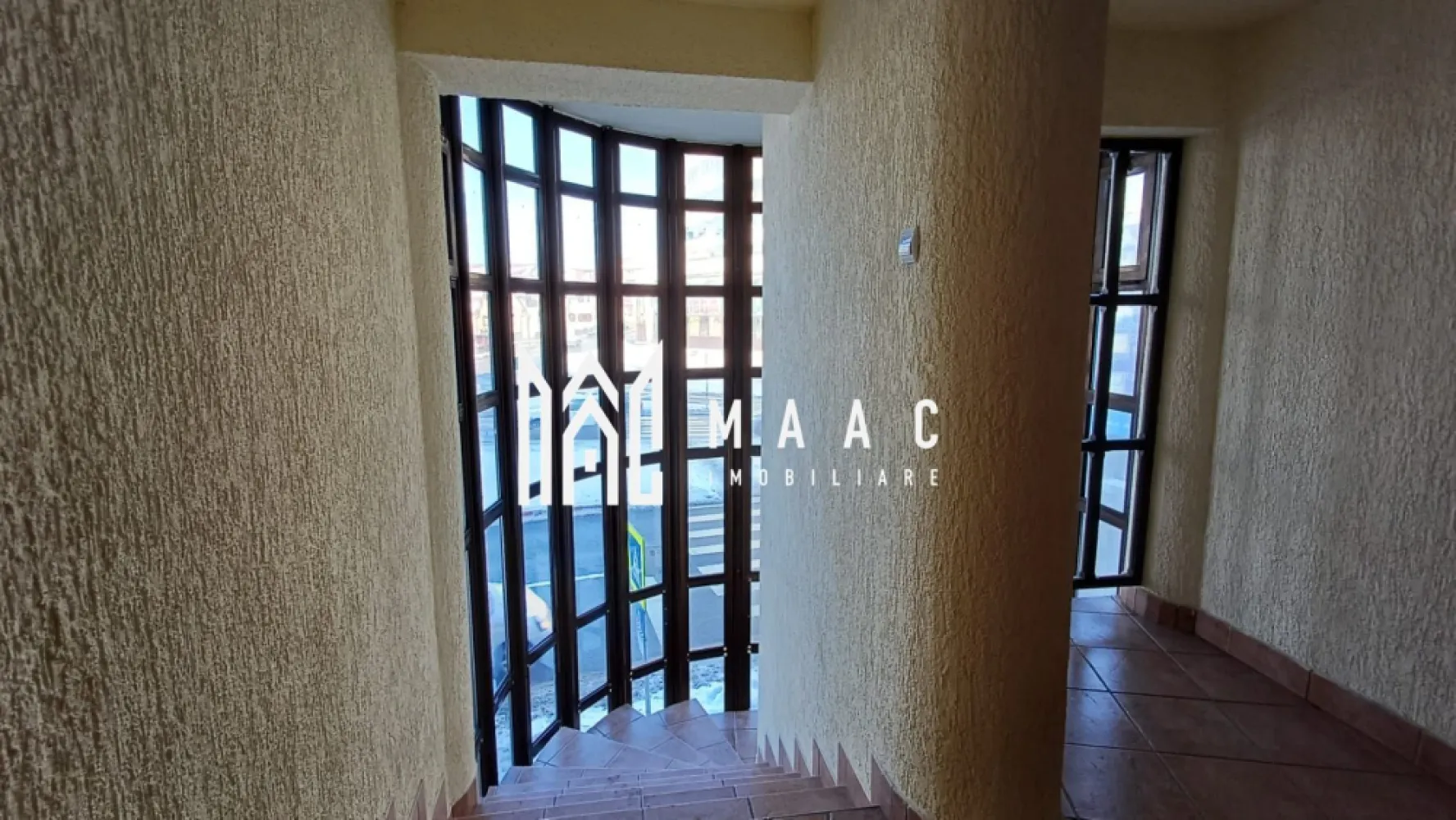 Spatiu comercial | 35 MP | Turnisor - Maac Imobiliare vă propune spre închiriere un spațiu comercial cu suprafața de 35 mp, situat într-o clădire de birouri, pretabil pentru activități profesionale și de servicii. Caracteristici principale: Suprafață utilă: 35 mp Destinație: spațiu comercial / birou Grup sanitar propriu Compartimentare: open-space (posibilitate de compartimentare, în funcție de necesități) Avantaje: spațiu adaptabil pentru diverse tipuri de activități, mediu profesional, potrivit pentru birouri și servicii acces facil Spațiul este pretabil pentru birou individual, firmă de servicii, consultanță, contabilitate, IT, cabinet profesional, sau alte activități compatibile cu destinația clădirii. Pentru mai multe detalii și programarea unei vizionări, vă invităm să contactați Maac Imobiliare, specificând ID: CP2881257 }}