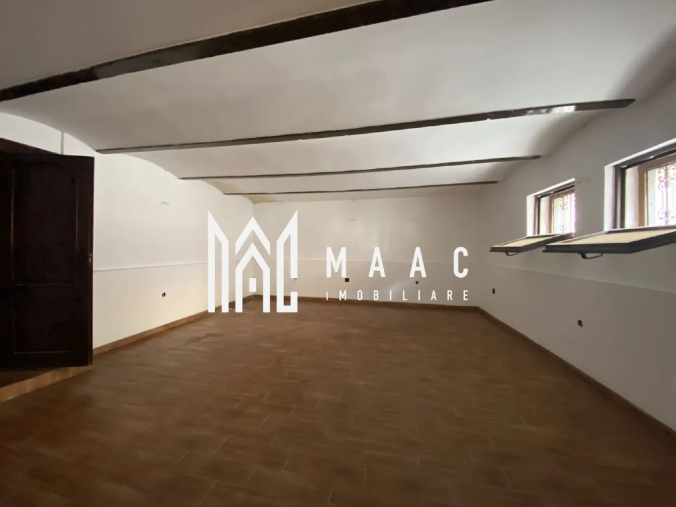 Spatiu Comercial | 93 MP | Ultracentral - Situat într-o zonă ultra-centrală de mare interes, acest spațiu comercial de 93 mp oferit de MAAC Imobiliare reprezintă o oportunitate excelentă pentru afacerea ta. Având o amplasare strategică într-un punct de maximă vizibilitate, acesta beneficiază de un flux constant de pietoni și trafic auto, ideal pentru orice activitate comercială sau de servicii.

Spațiul dispune de un spatiu generos, ce permite o amenajare flexibilă, adaptabilă nevoilor diverse ale unui magazin de retail, salon de înfrumusețare, cafenea, birouri sau alte activități. 

Printre facilități se numără:

Acces direct din stradă pentru vizibilitate maximă
Vitrină spațioasă, perfectă pentru expunerea produselor sau branding
Sistem de încălzire și răcire eficient, pentru confortul angajaților și clienților
Conexiuni moderne de utilități (electricitate, apă, internet)
Grup sanitar propriu și spațiu de depozitare.
Fiind situat în imediata apropiere a mijloacelor de transport în comun, a centrelor comerciale și a altor puncte de interes, acest spațiu oferă accesibilitate facilă atât pentru clienți, cât și pentru angajați.

Pentru mai multe detalii precizati telefonic ca ati vazut anuntul cu ID : CP2163015