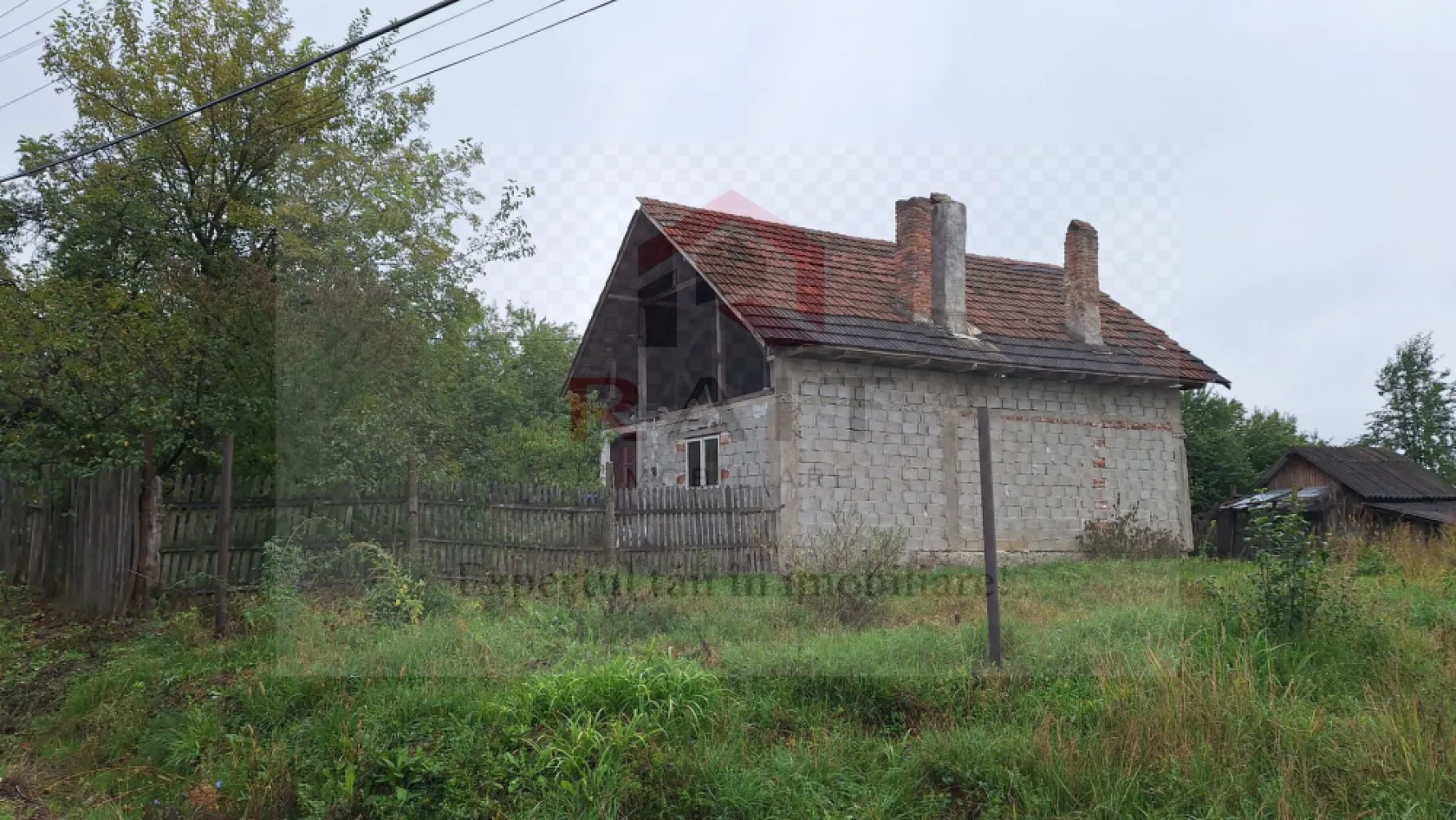 Casa de Vanzare Baiculesti Arges - "Eficientă și expertiză în imobiliare".
Casă de vânzare în Baiculești jud Arges, construcție din anul 2000, cu o suprafață construită de aproximativ 55 mp. 
Proprietatea necesită renovare, oferind un teren generos de 6700 mp, perfect pentru diverse proiecte. Casa se vinde neutilată și nemobilată. Utilitățile disponibile includ apă, curent electric și cablu TV. Canalizarea și gazele sunt planificate să ajungă în zonă în viitorul apropiat. Oportunitate excelentă pentru cei care doresc să personalizeze locuința după propriile nevoi.