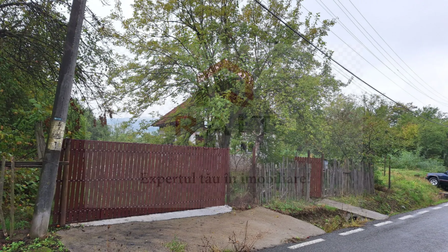 Casa de Vanzare Baiculesti Arges - "Eficientă și expertiză în imobiliare".
Casă de vânzare în Baiculești jud Arges, construcție din anul 2000, cu o suprafață construită de aproximativ 55 mp. 
Proprietatea necesită renovare, oferind un teren generos de 6700 mp, perfect pentru diverse proiecte. Casa se vinde neutilată și nemobilată. Utilitățile disponibile includ apă, curent electric și cablu TV. Canalizarea și gazele sunt planificate să ajungă în zonă în viitorul apropiat. Oportunitate excelentă pentru cei care doresc să personalizeze locuința după propriile nevoi.