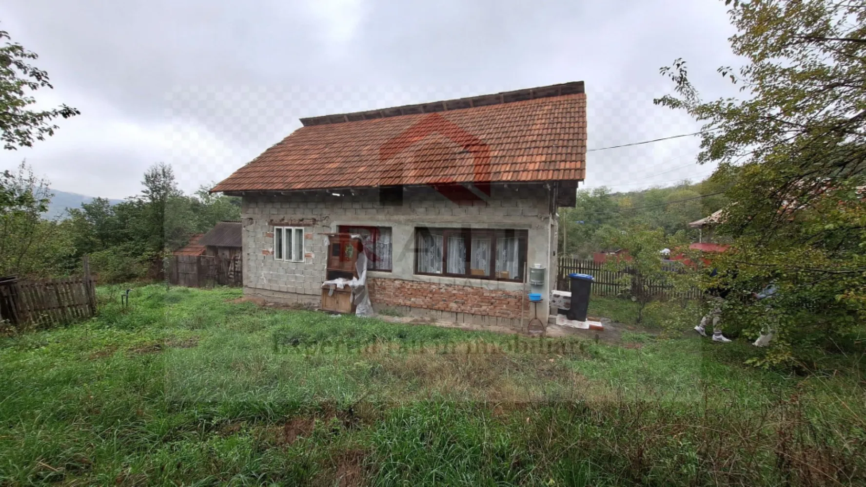 Casa de Vanzare Baiculesti Arges - "Eficientă și expertiză în imobiliare".
Casă de vânzare în Baiculești jud Arges, construcție din anul 2000, cu o suprafață construită de aproximativ 55 mp. 
Proprietatea necesită renovare, oferind un teren generos de 6700 mp, perfect pentru diverse proiecte. Casa se vinde neutilată și nemobilată. Utilitățile disponibile includ apă, curent electric și cablu TV. Canalizarea și gazele sunt planificate să ajungă în zonă în viitorul apropiat. Oportunitate excelentă pentru cei care doresc să personalizeze locuința după propriile nevoi.