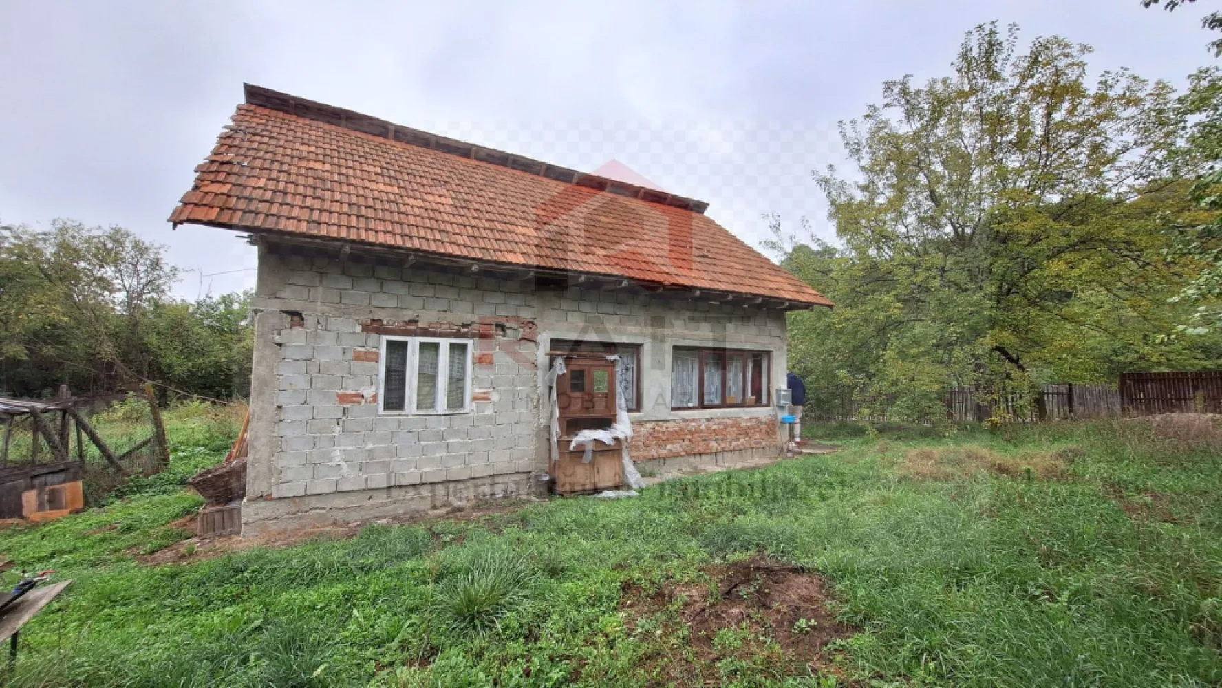 Casa de Vanzare Baiculesti Arges - "Eficientă și expertiză în imobiliare".
Casă de vânzare în Baiculești jud Arges, construcție din anul 2000, cu o suprafață construită de aproximativ 55 mp. 
Proprietatea necesită renovare, oferind un teren generos de 6700 mp, perfect pentru diverse proiecte. Casa se vinde neutilată și nemobilată. Utilitățile disponibile includ apă, curent electric și cablu TV. Canalizarea și gazele sunt planificate să ajungă în zonă în viitorul apropiat. Oportunitate excelentă pentru cei care doresc să personalizeze locuința după propriile nevoi.