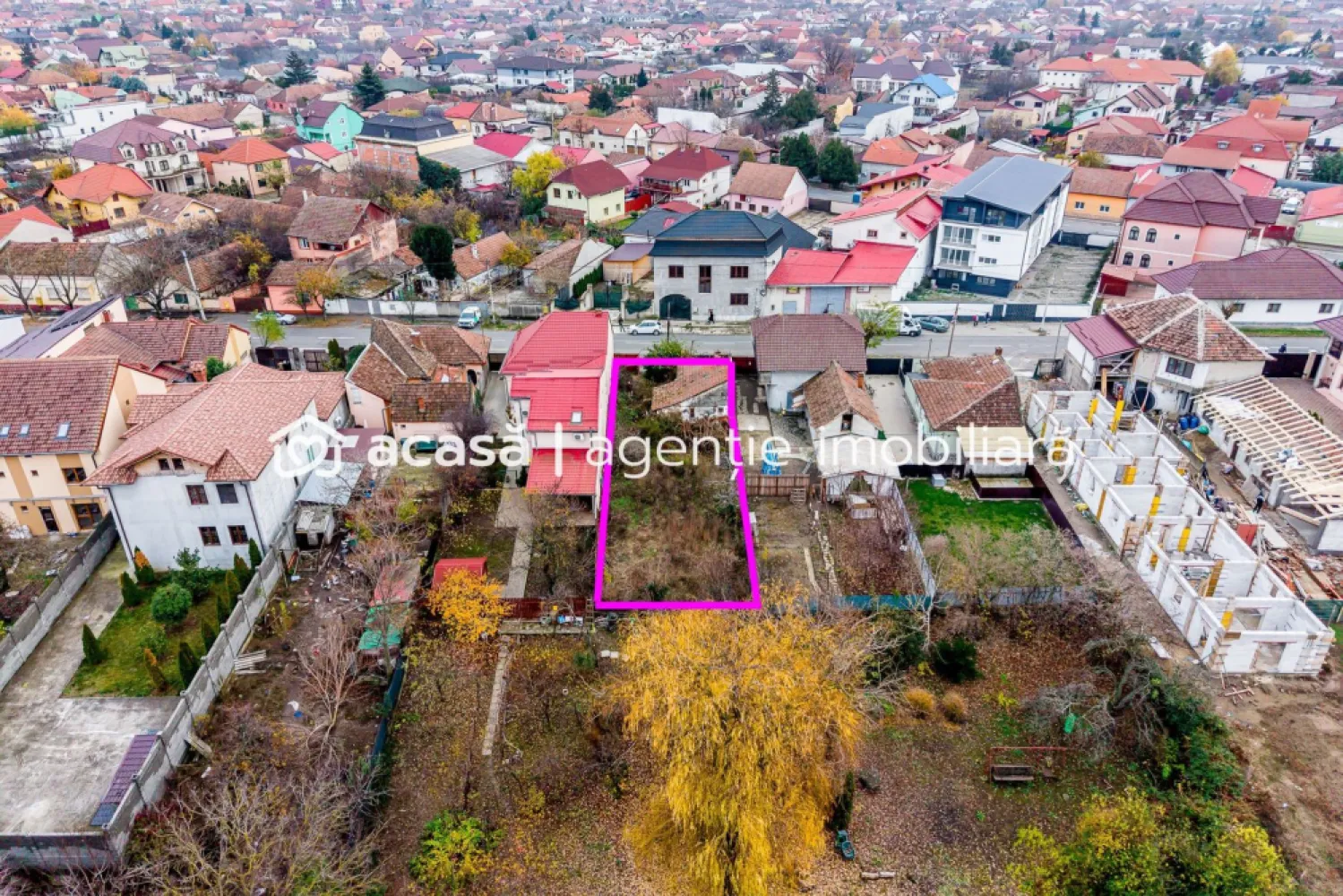 Teren în Pârneava – locație premium pentru casă sau duplex - Vă propun spre achiziție un teren excelent pentru construcție, situat în unul dintre cele mai căutate cartiere ale Aradului – Parneava, pe strada Abatorului. O locație ideală atât pentru locuire, cât și pentru investiție.

Preț: 76.000 € | COMISION 0%

Caracteristici teren:
• Suprafață: 461 mp
• Forma și dimensiunile permit construcția unei case familiale sau a unui duplex
• Toate utilitățile la limită de proprietate: apă, curent, gaz
• Front stradal 12 m
• Drumul este asfaltat, cu acces rapid către zone centrale

Avantaje zonă:
• Situat în apropierea campusului universitar Vasile Goldiș
• Cartier liniștit și bine conectat la oraș
• Ideal pentru familii, dezvoltatori sau investitori
• Zonă cu cerere ridicată pentru construcții noi

O oportunitate excelentă pentru cei care doresc să construiască într-o zonă stabilă, apreciată și aproape de toate facilitățile urbane.

Pentru detalii și vizionare:
Sebastian Nica – 0722 252 639

Nu dispui de toată suma? Te ajutăm noi gratuit! Îți obținem oferte de la 16 bănci.

Ai o proprietate de vânzare în Arad și vrei să știi cât valorează cu adevărat?
Sună-mă pentru o evaluare gratuită, fără obligații.

Birou: ACASĂ | Agenție imobiliară Arad
Bulevardul Decebal 2, Arad 310133