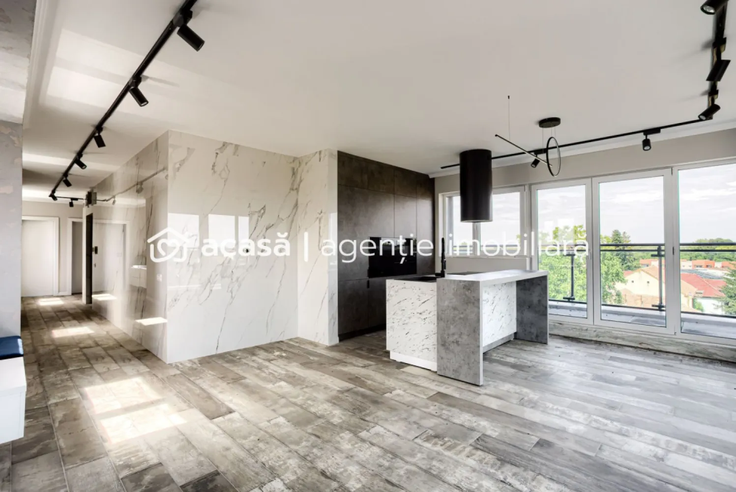 Penthouse bloc nou lângă Malul Muresului în Arad - Vă prezentăm spre vânzare un penthouse de lux deosebit, situat într-o zonă ultracentrală din Arad, special conceput pentru cei mai exigenți clienți.

Acest penthouse redefinește conceptul de confort și eleganță, având finisaje superioare și dotări de ultimă generație. 

Printre detaliile de lux se numără ferestrele mari, care oferă o notă de transparență și deschidere, creând un spațiu luminos și primitor.

Unul dintre avantajele unice ale acestui penthouse este liftul propriu, asigurându-vă intimitate și confort maxim. 

Beneficiați de lumina naturală oferită de ferestrele mari, poziționate strategic pentru a vă bucura de panorame spectaculoase.

Sistemul inteligent de încălzire în pardoseală și senzorii de inundație adaugă un plus de siguranță și eficiență. 

Nu ratați ocazia de a trăi într-un loc de prestigiu și confort suprem.

Preț: 189.000 Euro + TVA 21%

Prețul include o boxa la parterul blocului. Prețul nu include loc/locuri de parcare.

Vă invităm să ne contactați pentru mai multe detalii și pentru a programa o vizionare.
Contact: 0721356746 FLORIN MOȘ