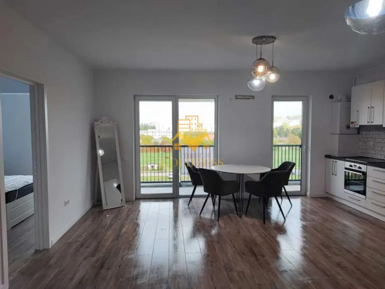 2 camere open space, Modern, Parcare, Vivo, Zona Oncos, Floresti - GOLDNESS Imobiliare vă propune spre închiriere un apartament cu 2 camere complet mobilat și utilat, la etajul 4 într-un imobil de 7 etaje, situat în Floresti.
Dispune de loc de parcare!
Se află în apropierea stațiilor de transport în comun, magazine, restaurante, spații verzi, farmacii, etc. 

Apartamentul este compartimentat astfel:
 - dormitor cu pat matrimonial, dressing, noptiere
 - living cu bucatarie open space complet utilată și mobilată, canapea extensibilă, loc de servit masa 
 - baie cu dus walk-in, calorifer port prosop și dulap pentru depozitare.
 - balcon de 7 mp.

Imobilul este dotat cu toate cele necesare- centrală proprie, frigider, aragaz, hotă, mașină de spălat haine, etc. 

Dacă sunteți interesați de acest apartament și doriți să îl vizionați, dar și pentru alte oferte nu ezitați să ne contactați telefonic sau prin e-mail. Vă stăm la dispoziție!
Pentru intermediere se percepe un comision de 50% din prețul chiriei!