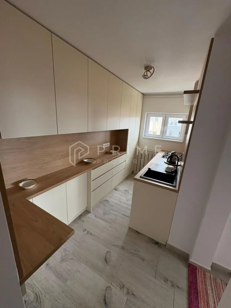 Închiriere Apartament 2 camere Decomandate | Zonă Centrală - Cauți un apartament confortabil și bine poziționat în inima orașului? Vă propunem spre închiriere o locuință cu 2 camere decomandate, situată într-o zonă centrală excelentă, pe strada Bartók Béla, oferind acces rapid la tot ce aveți nevoie.

De ce să alegeți acest apartament:
Compartimentare: 2 camere decomandate, ideale pentru un plus de confort și intimitate.
Stare: Apartamentul este complet mobilat și utilat, fiind pregătit pentru mutarea dumneavoastră imediată.
Locație strategică: Poziționare ultracentrală cu acces facil la magazine, restaurante, stații de transport în comun și principalele zone de interes ale orașului.

Promisiunea Prime Properties:
Vă oferim siguranță, transparență și servicii impecabile pe tot parcursul drumului către casa ideală. Dacă această proprietate nu corespunde nevoilor dumneavoastră, lăsați-ne să găsim alternativa potrivită stilului dumneavoastră de viață.

📞 Contactați-ne astăzi pentru a programa o vizionare !