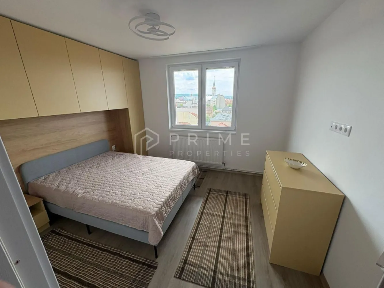 Închiriere Apartament 2 camere Decomandate | Zonă Centrală - Cauți un apartament confortabil și bine poziționat în inima orașului? Vă propunem spre închiriere o locuință cu 2 camere decomandate, situată într-o zonă centrală excelentă, pe strada Bartók Béla, oferind acces rapid la tot ce aveți nevoie.

De ce să alegeți acest apartament:
Compartimentare: 2 camere decomandate, ideale pentru un plus de confort și intimitate.
Stare: Apartamentul este complet mobilat și utilat, fiind pregătit pentru mutarea dumneavoastră imediată.
Locație strategică: Poziționare ultracentrală cu acces facil la magazine, restaurante, stații de transport în comun și principalele zone de interes ale orașului.

Promisiunea Prime Properties:
Vă oferim siguranță, transparență și servicii impecabile pe tot parcursul drumului către casa ideală. Dacă această proprietate nu corespunde nevoilor dumneavoastră, lăsați-ne să găsim alternativa potrivită stilului dumneavoastră de viață.

📞 Contactați-ne astăzi pentru a programa o vizionare !