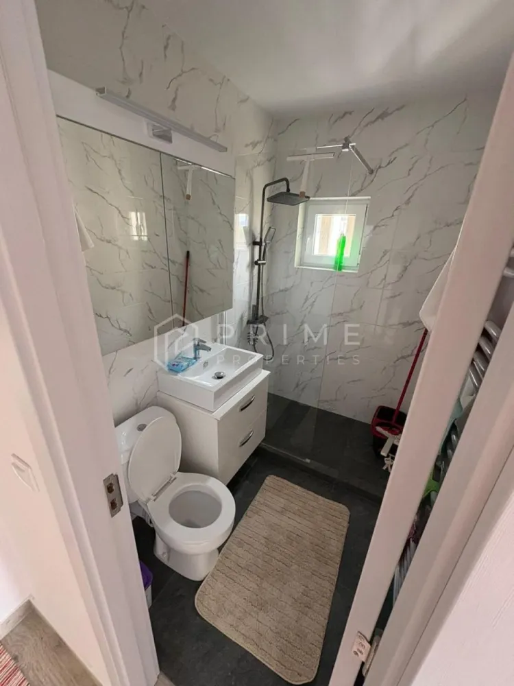 Închiriere Apartament 2 camere Decomandate | Zonă Centrală - Cauți un apartament confortabil și bine poziționat în inima orașului? Vă propunem spre închiriere o locuință cu 2 camere decomandate, situată într-o zonă centrală excelentă, pe strada Bartók Béla, oferind acces rapid la tot ce aveți nevoie.

De ce să alegeți acest apartament:
Compartimentare: 2 camere decomandate, ideale pentru un plus de confort și intimitate.
Stare: Apartamentul este complet mobilat și utilat, fiind pregătit pentru mutarea dumneavoastră imediată.
Locație strategică: Poziționare ultracentrală cu acces facil la magazine, restaurante, stații de transport în comun și principalele zone de interes ale orașului.

Promisiunea Prime Properties:
Vă oferim siguranță, transparență și servicii impecabile pe tot parcursul drumului către casa ideală. Dacă această proprietate nu corespunde nevoilor dumneavoastră, lăsați-ne să găsim alternativa potrivită stilului dumneavoastră de viață.

📞 Contactați-ne astăzi pentru a programa o vizionare !