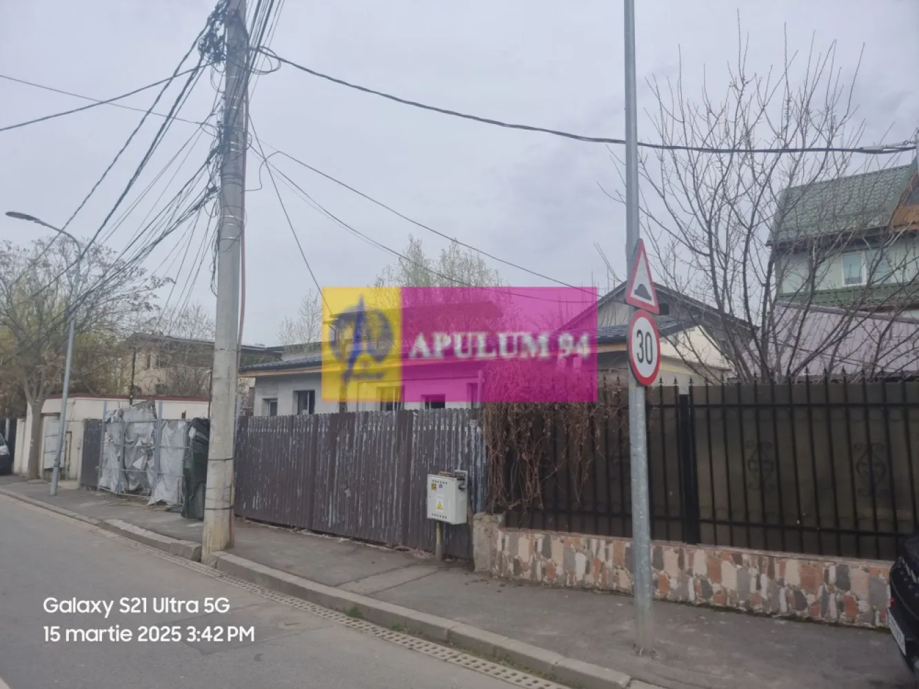 Casa 2 cam la 135k eur de vz. in Giulesti (sau schimb cu ap.3 cam) - Compania Imobiliara Apulum94 are deosebita placere sa va aduca in atentie casa cu 2 camere de vanzare in cartier Giulesti, pe str. Drumul la Rosu, nr. 15; 
Casa este construita pe 1 nivel insa exista autorizatie pentru P+M . Cateva specificatii tehnice generale/dotari:

- structura de rezistenta: stalpi beton armat, planseu beton armat
- zidarie exterioara si compartimentari interioare: caramida tip Porotherm 
- geamuri termopan profil PVC, 
- termoizolare cu polistiren 10 cm + tencuiala decorativa 
- obiecte sanitare 
 -usa acces metalica

Sunt disponibile si 2 locuri de parcare in curte 

Mentionez ca pretul casei este usor negociabil 

Pentru detalii suplimentare, ma puteti contacta la 0.7.3.3.6.8.3.4.5.6.
 
Agent imobiliar: Aurelian Popescu 
Apulum94 - Un partener de cursa lunga!