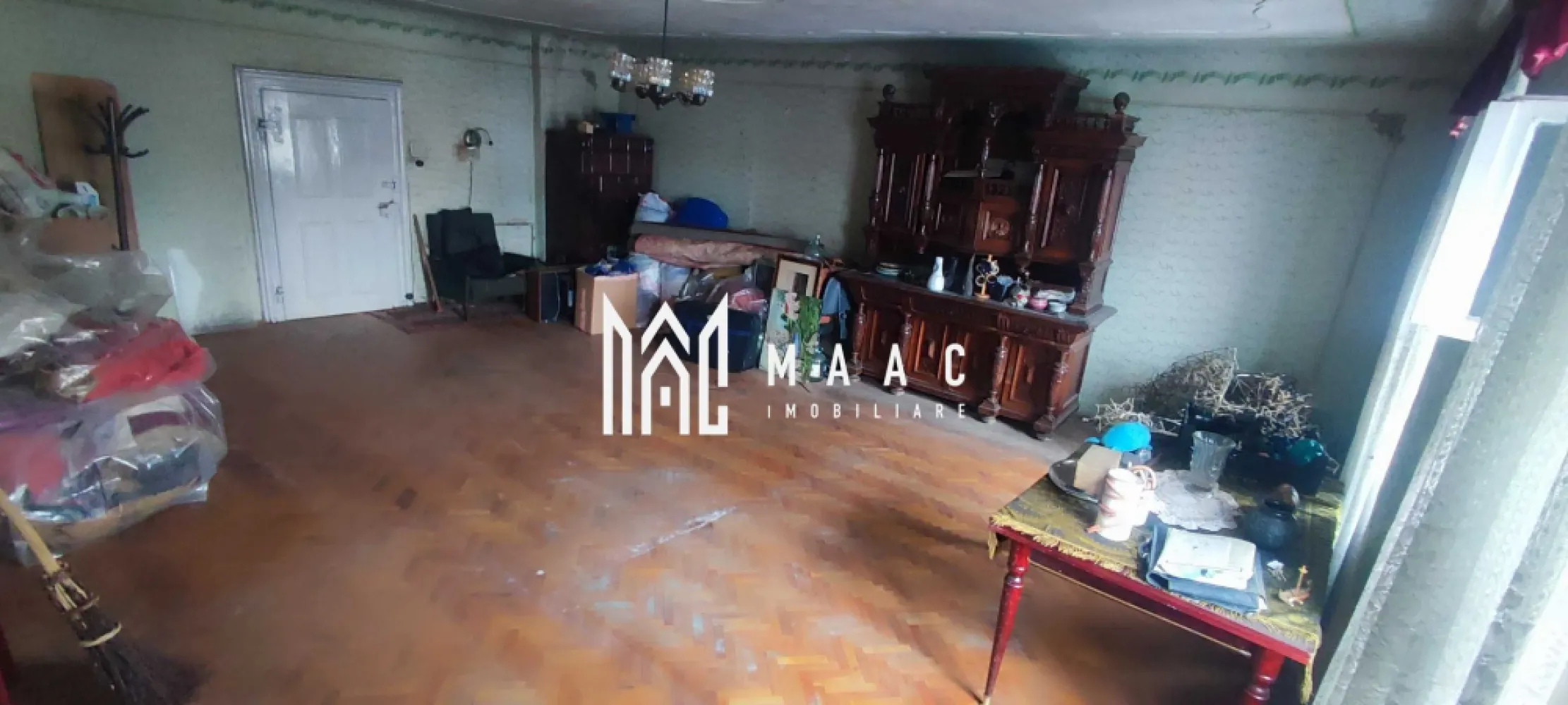 Apartament la casa | 3 camere | Etaj 1 | 85 MPU | Ultracantral - MAAC Imobiliare vă propune spre vânzare un apartament ultracentral, cu valoare istorică, situat în Piața Schiller – strada Tipografilor, una dintre cele mai apreciate și încărcate de istorie zone ale Sibiului. Proprietatea face parte dintr-o clădire istorică, compusă din 4 garsoniere și 1 apartament (toate exploatate anterior în regim hotelier), iar apartamentul oferit reprezintă ultima unitate disponibilă din imobil. Detalii proprietate: Suprafață utilă apartament: 85 mp Compartimentare: Cameră 1: 45 mp Cameră 2: 22 mp Bucătărie: 18 mp Spații suplimentare incluse: Pod generos: aprox. 90 mp Două spații la demisol: aprox. 40 mp (în total) Garaj în curtea interioară Valoare arhitecturală și istorică: Apartamentul impresionează prin arhitectura interioară originală, în special prin tavanele înalte și detaliile decorative Conform unor surse istorice și documente neoficiale, imobilul ar fi fost locuit temporar, în perioada celui de-Al Doilea Război Mondial, de un ofițer german de rang înalt, aspect ce conferă proprietății o rezonanță istorică aparte Opțiuni de vânzare: Vânzare în stadiul actual, exact cum reiese din fotografii Vânzare complet renovată, conform cerințelor și preferințelor viitorului proprietar (renovare personalizată) Destinații posibile: Locuință exclusivistă ultracentrală Investiție pentru regim hotelier / turistic Birouri, spații culturale sau rezidențiale cu caracter special Pentru mai multe detalii sau programarea unei vizionări, nu ezitați să ne contactați specificand ID: CP2878170 }}