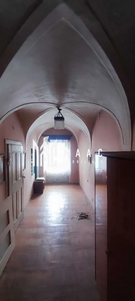 Apartament la casa | 3 camere | Etaj 1 | 85 MPU | Ultracantral - MAAC Imobiliare vă propune spre vânzare un apartament ultracentral, cu valoare istorică, situat în Piața Schiller – strada Tipografilor, una dintre cele mai apreciate și încărcate de istorie zone ale Sibiului. Proprietatea face parte dintr-o clădire istorică, compusă din 4 garsoniere și 1 apartament (toate exploatate anterior în regim hotelier), iar apartamentul oferit reprezintă ultima unitate disponibilă din imobil. Detalii proprietate: Suprafață utilă apartament: 85 mp Compartimentare: Cameră 1: 45 mp Cameră 2: 22 mp Bucătărie: 18 mp Spații suplimentare incluse: Pod generos: aprox. 90 mp Două spații la demisol: aprox. 40 mp (în total) Garaj în curtea interioară Valoare arhitecturală și istorică: Apartamentul impresionează prin arhitectura interioară originală, în special prin tavanele înalte și detaliile decorative Conform unor surse istorice și documente neoficiale, imobilul ar fi fost locuit temporar, în perioada celui de-Al Doilea Război Mondial, de un ofițer german de rang înalt, aspect ce conferă proprietății o rezonanță istorică aparte Opțiuni de vânzare: Vânzare în stadiul actual, exact cum reiese din fotografii Vânzare complet renovată, conform cerințelor și preferințelor viitorului proprietar (renovare personalizată) Destinații posibile: Locuință exclusivistă ultracentrală Investiție pentru regim hotelier / turistic Birouri, spații culturale sau rezidențiale cu caracter special Pentru mai multe detalii sau programarea unei vizionări, nu ezitați să ne contactați specificand ID: CP2878170 }}