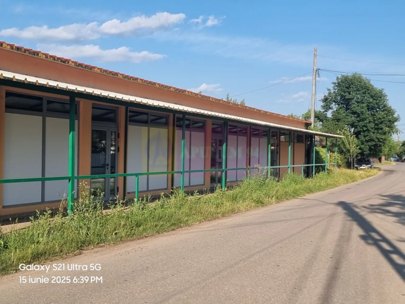 TEISORI (JUD. GIURGIU) - DE VZ CASA OASPETI + ANEXE - Compania Imobiliara Apulum94 va propune spre vanzare un complex de cazare nou, frumos, spatios, complet utilat, situat in sat Teisori, com. Bulbucata, Jud. Giurgiu.

Zona este foarte frumoasa, la 32 km / 50 minute de Bucuresti, locatia este cu potential foarte mare dpdv al oportunitatilor oferite antreprenorilor cu imaginatie.

Descrriere scurta: la strada este un salon de 30 ml cu 3,5 ml din care se întra într-o alta incapere de 7,5 m latime cu 40 lungime, cu bai , spațiu pt bucătărie, spațiu pt sala de mese, spațiu pt birouri, spațiu pt contabilitate, spațiu pt sala de fitness, trei corpuri de dormitoare a câte 6 paturi cu bai proprii..
Curtea e pavata, are 2 intrari, are si spațiu verde cu parcări pt auto normale (inclusiv pt auto electrice), cabina pt agent de paza, zona de gratar și grupuri sanitare la exterior.

Cladirea se potriveste cu precadere unitatilor de cazare turistica, insa poate oferi oportunitati si poate fi adaptata si pentru alte forme de afaceri. 

O precizare foarte importanta: complexul se vinde in intregime, nu fractionat.

Comision zero la cumparator!!!

Pentru mai multe detalii despre oferta prezentata sau alte oferte similare, astept cu maxim interes sa ma contactati .

Cu respect,
Aurelian Popescu / 0733.683.456
Apulum94 - Un partener de cursa lunga!