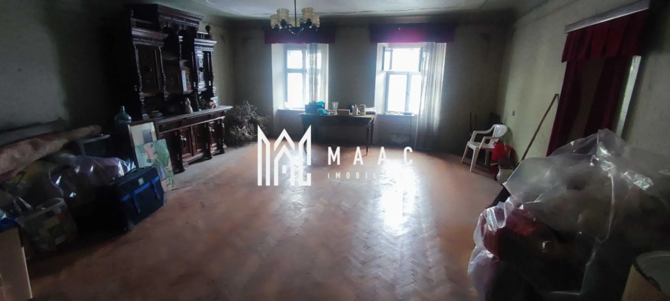 Apartament la casa | 3 camere | Etaj 1 | 85 MPU | Ultracantral - MAAC Imobiliare vă propune spre vânzare un apartament ultracentral, cu valoare istorică, situat în Piața Schiller – strada Tipografilor, una dintre cele mai apreciate și încărcate de istorie zone ale Sibiului. Proprietatea face parte dintr-o clădire istorică, compusă din 4 garsoniere și 1 apartament (toate exploatate anterior în regim hotelier), iar apartamentul oferit reprezintă ultima unitate disponibilă din imobil. Detalii proprietate: Suprafață utilă apartament: 85 mp Compartimentare: Cameră 1: 45 mp Cameră 2: 22 mp Bucătărie: 18 mp Spații suplimentare incluse: Pod generos: aprox. 90 mp Două spații la demisol: aprox. 40 mp (în total) Garaj în curtea interioară Valoare arhitecturală și istorică: Apartamentul impresionează prin arhitectura interioară originală, în special prin tavanele înalte și detaliile decorative Conform unor surse istorice și documente neoficiale, imobilul ar fi fost locuit temporar, în perioada celui de-Al Doilea Război Mondial, de un ofițer german de rang înalt, aspect ce conferă proprietății o rezonanță istorică aparte Opțiuni de vânzare: Vânzare în stadiul actual, exact cum reiese din fotografii Vânzare complet renovată, conform cerințelor și preferințelor viitorului proprietar (renovare personalizată) Destinații posibile: Locuință exclusivistă ultracentrală Investiție pentru regim hotelier / turistic Birouri, spații culturale sau rezidențiale cu caracter special Pentru mai multe detalii sau programarea unei vizionări, nu ezitați să ne contactați specificand ID: CP2878170 }}