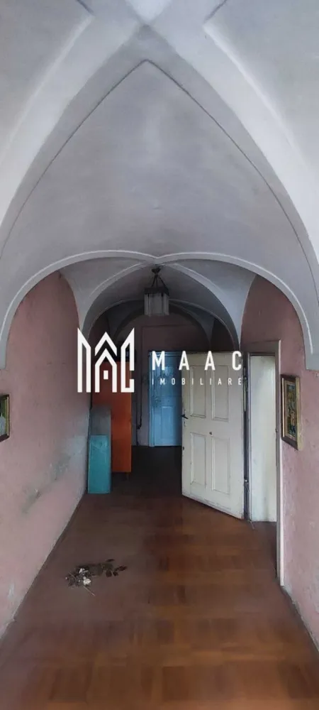 Apartament la casa | 3 camere | Etaj 1 | 85 MPU | Ultracantral - MAAC Imobiliare vă propune spre vânzare un apartament ultracentral, cu valoare istorică, situat în Piața Schiller – strada Tipografilor, una dintre cele mai apreciate și încărcate de istorie zone ale Sibiului. Proprietatea face parte dintr-o clădire istorică, compusă din 4 garsoniere și 1 apartament (toate exploatate anterior în regim hotelier), iar apartamentul oferit reprezintă ultima unitate disponibilă din imobil. Detalii proprietate: Suprafață utilă apartament: 85 mp Compartimentare: Cameră 1: 45 mp Cameră 2: 22 mp Bucătărie: 18 mp Spații suplimentare incluse: Pod generos: aprox. 90 mp Două spații la demisol: aprox. 40 mp (în total) Garaj în curtea interioară Valoare arhitecturală și istorică: Apartamentul impresionează prin arhitectura interioară originală, în special prin tavanele înalte și detaliile decorative Conform unor surse istorice și documente neoficiale, imobilul ar fi fost locuit temporar, în perioada celui de-Al Doilea Război Mondial, de un ofițer german de rang înalt, aspect ce conferă proprietății o rezonanță istorică aparte Opțiuni de vânzare: Vânzare în stadiul actual, exact cum reiese din fotografii Vânzare complet renovată, conform cerințelor și preferințelor viitorului proprietar (renovare personalizată) Destinații posibile: Locuință exclusivistă ultracentrală Investiție pentru regim hotelier / turistic Birouri, spații culturale sau rezidențiale cu caracter special Pentru mai multe detalii sau programarea unei vizionări, nu ezitați să ne contactați specificand ID: CP2878170 }}