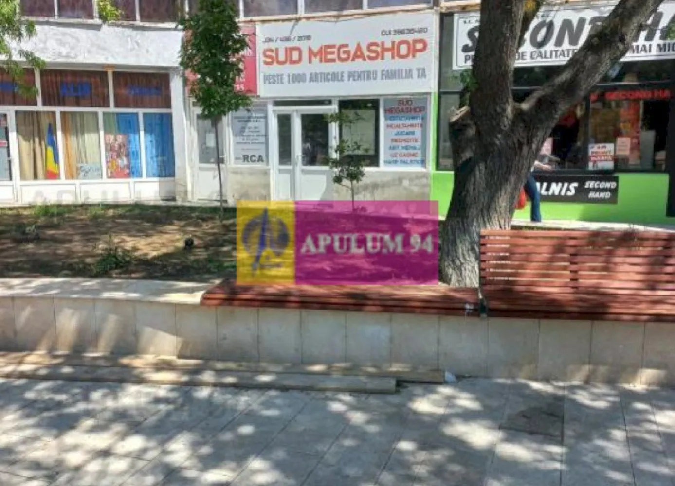 Vanzare sp com central in Alexandria / Teleorman - Compania imobiliara Apulum94 va ofera spre vanzare un spatiu comercial in suprafață totală de 163 mp, avand amplasare ultracentrala in municipiul Alexandria, pe strada Libertatii, vizavi de Parcul Central.

Include atât spațiul "Sud Megashop" cât și biroul de asigurări. Mentionam ca exista echipare pt curent trifazic la locatie, exista grup sanitar, 2 cai acces.

Unul din avantajele principale ale acestei locatii este traficul pietonal intens.

Pretul (negociabil ) solicitat de proprietar este de 200.000 EUR

Foarte important!!! Daca exista real interes pentru achizitie, proprietarul ia in calcul si identificarea unei solutii de plata in rate, aspect ce se va discuta ulterior, dupa semnarea documentelor de baza.

Noi credem ca această proprietate reprezintă o oportunitate comercială pentru cei care caută să investească într-o locație premium în inima Municipiului Alexandria. 
 
CONTACT: 0733.683.456 / aurelian@apulum94.ro