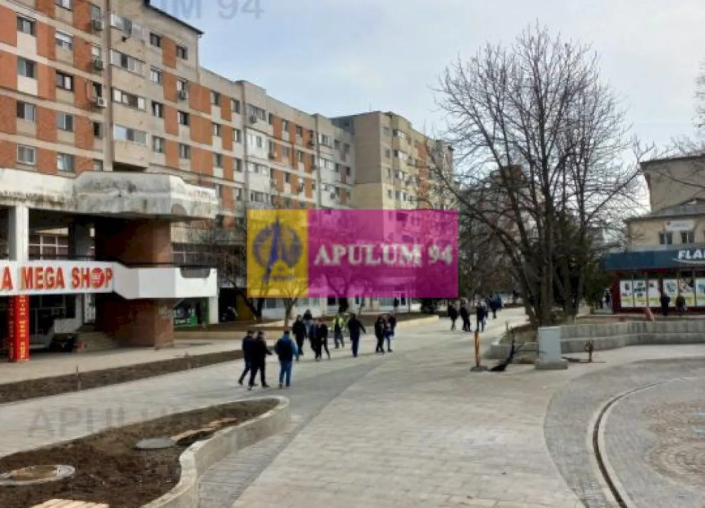 Vanzare sp com central in Alexandria / Teleorman - Compania imobiliara Apulum94 va ofera spre vanzare un spatiu comercial in suprafață totală de 163 mp, avand amplasare ultracentrala in municipiul Alexandria, pe strada Libertatii, vizavi de Parcul Central.

Include atât spațiul "Sud Megashop" cât și biroul de asigurări. Mentionam ca exista echipare pt curent trifazic la locatie, exista grup sanitar, 2 cai acces.

Unul din avantajele principale ale acestei locatii este traficul pietonal intens.

Pretul (negociabil ) solicitat de proprietar este de 200.000 EUR

Foarte important!!! Daca exista real interes pentru achizitie, proprietarul ia in calcul si identificarea unei solutii de plata in rate, aspect ce se va discuta ulterior, dupa semnarea documentelor de baza.

Noi credem ca această proprietate reprezintă o oportunitate comercială pentru cei care caută să investească într-o locație premium în inima Municipiului Alexandria. 
 
CONTACT: 0733.683.456 / aurelian@apulum94.ro