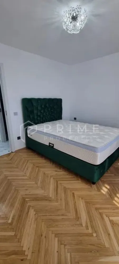 Închiriere Apartament 2 camere, Zonă Centrală (Str. Bartók Béla) - Dacă ești în căutarea unei locuințe care să îți ofere acces direct la pulsul orașului, acest apartament situat pe strada Bartók Béla este alegerea ideală. Poziționat la etajul 9, apartamentul oferă o perspectivă panoramică asupra zonei centrale și proximitate față de toate punctele de interes majore.

Detalii proprietate:
Configurație: 2 camere, spațioase și bine compartimentate.
Stare: Apartament parțial mobilat, oferindu-vă libertatea de a personaliza spațiul și de a aduce propriile elemente de design.
Poziționare: Etaj 9, într-o zonă ultracentrală, cu acces rapid la restaurante, cafenele, magazine și mijloace de transport.

Promisiunea Prime Properties:
Vă oferim siguranță, transparență și servicii impecabile pe tot parcursul drumului către casa ideală. Dacă această proprietate nu corespunde nevoilor dumneavoastră, lăsați-ne să găsim alternativa potrivită stilului dumneavoastră de viață.