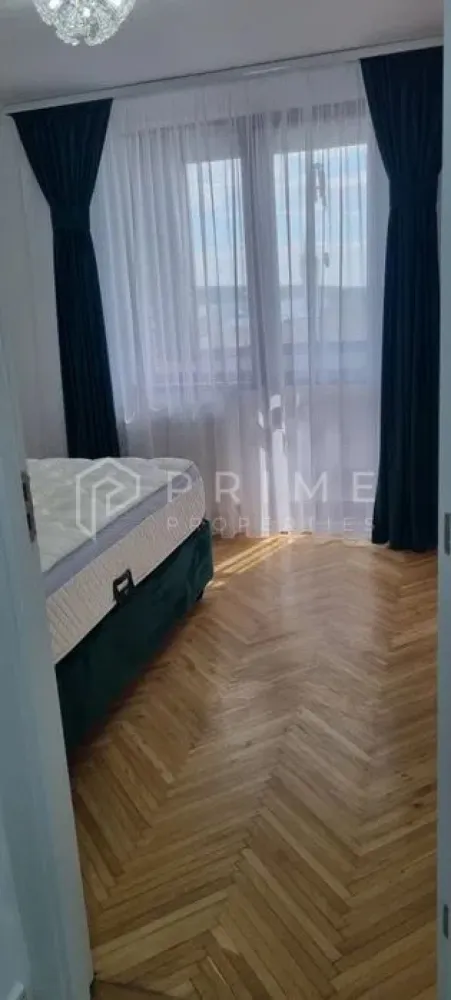 Închiriere Apartament 2 camere, Zonă Centrală (Str. Bartók Béla) - Dacă ești în căutarea unei locuințe care să îți ofere acces direct la pulsul orașului, acest apartament situat pe strada Bartók Béla este alegerea ideală. Poziționat la etajul 9, apartamentul oferă o perspectivă panoramică asupra zonei centrale și proximitate față de toate punctele de interes majore.

Detalii proprietate:
Configurație: 2 camere, spațioase și bine compartimentate.
Stare: Apartament parțial mobilat, oferindu-vă libertatea de a personaliza spațiul și de a aduce propriile elemente de design.
Poziționare: Etaj 9, într-o zonă ultracentrală, cu acces rapid la restaurante, cafenele, magazine și mijloace de transport.

Promisiunea Prime Properties:
Vă oferim siguranță, transparență și servicii impecabile pe tot parcursul drumului către casa ideală. Dacă această proprietate nu corespunde nevoilor dumneavoastră, lăsați-ne să găsim alternativa potrivită stilului dumneavoastră de viață.