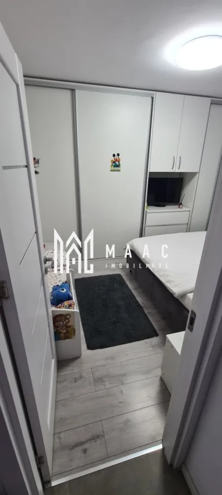 Apartament 2 camere | Etaj 1 | Balcon | 54 MPU | Vasile Aaron - MAAC Imobiliare vă propune spre vânzare un apartament cu 2 camere, decomandat, situat în zona Vasile Aaron, la etajul 1 al unui imobil. Detalii proprietate: Suprafață utilă: 54 mp Etaj: 1 Compartimentare: Living Dormitor Bucătărie separată Baie Renovări și îmbunătățiri: Apartamentul a fost complet renovat în anul 2021 Instalație electrică schimbată integral Podea izolată Șapă turnată în întregul apartament (există fotografii din timpul renovării) Locuință gata de mutare, fără necesar de investiții imediate Alte informații: Se vinde parțial mobilat și utilat Compartimentare practică și funcțională Zonă cu acces rapid la magazine, școli și transport în comun Pentru mai multe detalii sau programarea unei vizionări, nu ezitați să ne contactați specificand ID: CP2882511 }}