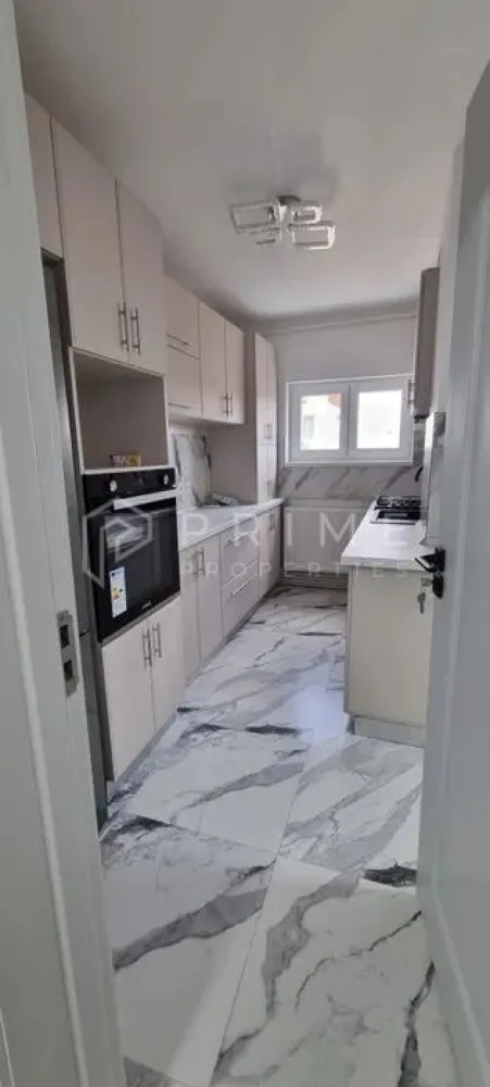 Închiriere Apartament 2 camere, Zonă Centrală (Str. Bartók Béla) - Dacă ești în căutarea unei locuințe care să îți ofere acces direct la pulsul orașului, acest apartament situat pe strada Bartók Béla este alegerea ideală. Poziționat la etajul 9, apartamentul oferă o perspectivă panoramică asupra zonei centrale și proximitate față de toate punctele de interes majore.

Detalii proprietate:
Configurație: 2 camere, spațioase și bine compartimentate.
Stare: Apartament parțial mobilat, oferindu-vă libertatea de a personaliza spațiul și de a aduce propriile elemente de design.
Poziționare: Etaj 9, într-o zonă ultracentrală, cu acces rapid la restaurante, cafenele, magazine și mijloace de transport.

Promisiunea Prime Properties:
Vă oferim siguranță, transparență și servicii impecabile pe tot parcursul drumului către casa ideală. Dacă această proprietate nu corespunde nevoilor dumneavoastră, lăsați-ne să găsim alternativa potrivită stilului dumneavoastră de viață.