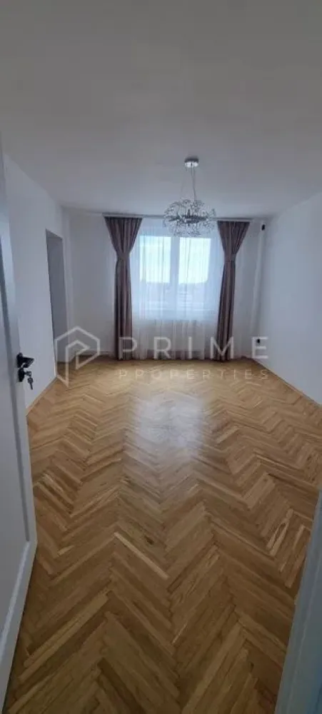 Închiriere Apartament 2 camere, Zonă Centrală (Str. Bartók Béla) - Dacă ești în căutarea unei locuințe care să îți ofere acces direct la pulsul orașului, acest apartament situat pe strada Bartók Béla este alegerea ideală. Poziționat la etajul 9, apartamentul oferă o perspectivă panoramică asupra zonei centrale și proximitate față de toate punctele de interes majore.

Detalii proprietate:
Configurație: 2 camere, spațioase și bine compartimentate.
Stare: Apartament parțial mobilat, oferindu-vă libertatea de a personaliza spațiul și de a aduce propriile elemente de design.
Poziționare: Etaj 9, într-o zonă ultracentrală, cu acces rapid la restaurante, cafenele, magazine și mijloace de transport.

Promisiunea Prime Properties:
Vă oferim siguranță, transparență și servicii impecabile pe tot parcursul drumului către casa ideală. Dacă această proprietate nu corespunde nevoilor dumneavoastră, lăsați-ne să găsim alternativa potrivită stilului dumneavoastră de viață.