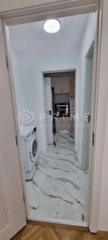 Închiriere Apartament 2 camere, Zonă Centrală (Str. Bartók Béla) - Dacă ești în căutarea unei locuințe care să îți ofere acces direct la pulsul orașului, acest apartament situat pe strada Bartók Béla este alegerea ideală. Poziționat la etajul 9, apartamentul oferă o perspectivă panoramică asupra zonei centrale și proximitate față de toate punctele de interes majore.

Detalii proprietate:
Configurație: 2 camere, spațioase și bine compartimentate.
Stare: Apartament parțial mobilat, oferindu-vă libertatea de a personaliza spațiul și de a aduce propriile elemente de design.
Poziționare: Etaj 9, într-o zonă ultracentrală, cu acces rapid la restaurante, cafenele, magazine și mijloace de transport.

Promisiunea Prime Properties:
Vă oferim siguranță, transparență și servicii impecabile pe tot parcursul drumului către casa ideală. Dacă această proprietate nu corespunde nevoilor dumneavoastră, lăsați-ne să găsim alternativa potrivită stilului dumneavoastră de viață.