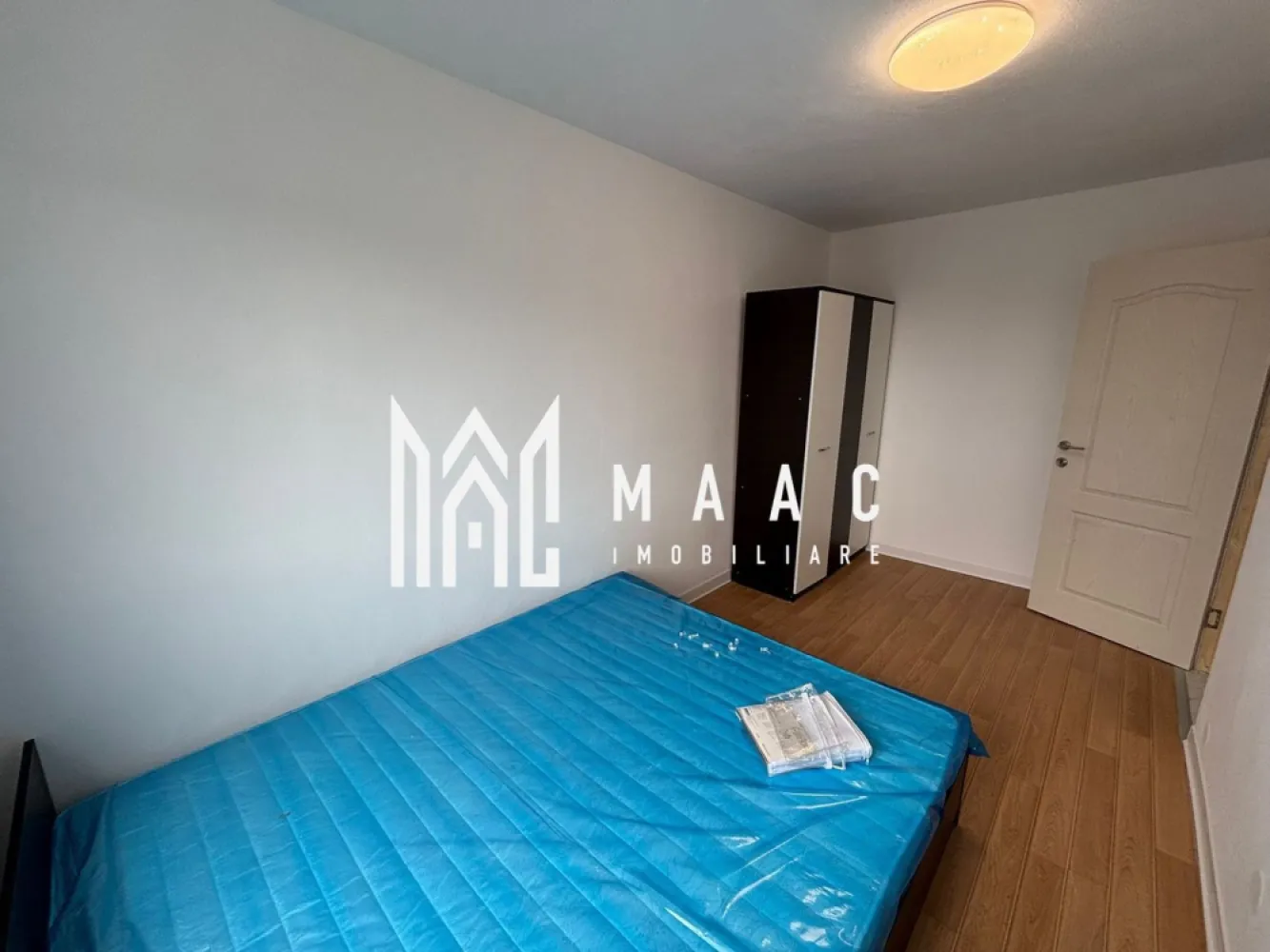 Garsoniera Decomandată | Etaj Intermediar | Vasile Aaron - MAAC Imobiliare vă propune spre vânzare o garsonieră modernă, eficient compartimentată, situată într-o zonă foarte căutată din Sibiu, ideală atât pentru locuință personală, cât și pentru investiție. Proprietatea beneficiază de acces facil către toate zonele orașului, fiind amplasată în apropierea grădiniței, școlii, mijloacelor de transport și a numeroaselor puncte de interes, ceea ce o transformă într-o alegere excelentă pentru cei care își doresc confort și accesibilitate.

Garsoniera este decomandată și situată la etajul 4 al unui imobil cu regim de înălțime P+5, oferind un spațiu bine organizat și luminos. Locuința are o suprafață utilă de 23 mp și este pregătită pentru mutare imediată, fără a necesita investiții suplimentare.

Compartimentare:
-Dormitor spațios și luminos
-Bucătărie separată
-Baie
-Hol generos

Proprietatea a fost recent renovată și beneficiază de finisaje și dotări moderne, fiind ideală pentru persoane care caută o garsonieră renovată în Sibiu sau pentru investitori interesați de o proprietate ușor de închiriat într-o zonă apreciată.

Dotări și beneficii:
-Compartimentare decomandată
-Instalații electrice complet noi
-Instalații sanitare complet noi
-Centrală termică nouă
-Mobilier nou
-Apartament recent renovat
-Pregătită pentru mutare imediată
-Etaj 4 din 5
-Zonă apreciată și foarte căutată
-Acces rapid către toate zonele orașului
-Aproape de grădiniță, școală și mijloace de transport

Această garsonieră reprezintă o oportunitate foarte bună pentru cei care caută o locuință practică, modernă și bine poziționată în Sibiu, într-o zonă cu acces rapid către facilitățile esențiale ale orașului.

Pentru mai multe detalii și programarea unei vizionări, vă rugăm să menționați CP3105393 la telefon.