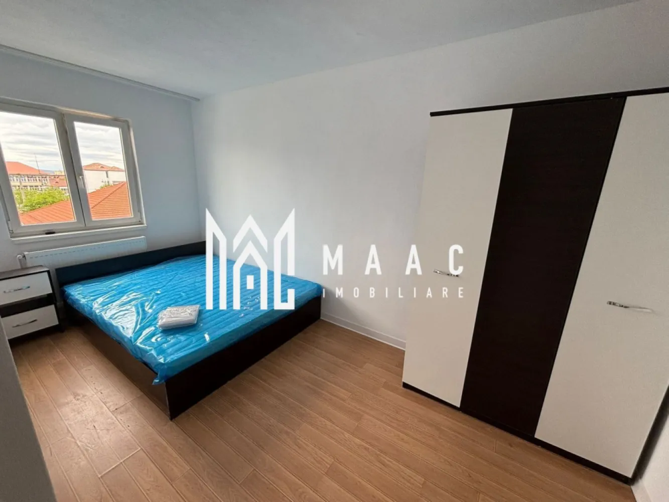 Garsoniera Decomandată | Etaj Intermediar | Vasile Aaron - MAAC Imobiliare vă propune spre vânzare o garsonieră modernă, eficient compartimentată, situată într-o zonă foarte căutată din Sibiu, ideală atât pentru locuință personală, cât și pentru investiție. Proprietatea beneficiază de acces facil către toate zonele orașului, fiind amplasată în apropierea grădiniței, școlii, mijloacelor de transport și a numeroaselor puncte de interes, ceea ce o transformă într-o alegere excelentă pentru cei care își doresc confort și accesibilitate.

Garsoniera este decomandată și situată la etajul 4 al unui imobil cu regim de înălțime P+5, oferind un spațiu bine organizat și luminos. Locuința are o suprafață utilă de 23 mp și este pregătită pentru mutare imediată, fără a necesita investiții suplimentare.

Compartimentare:
-Dormitor spațios și luminos
-Bucătărie separată
-Baie
-Hol generos

Proprietatea a fost recent renovată și beneficiază de finisaje și dotări moderne, fiind ideală pentru persoane care caută o garsonieră renovată în Sibiu sau pentru investitori interesați de o proprietate ușor de închiriat într-o zonă apreciată.

Dotări și beneficii:
-Compartimentare decomandată
-Instalații electrice complet noi
-Instalații sanitare complet noi
-Centrală termică nouă
-Mobilier nou
-Apartament recent renovat
-Pregătită pentru mutare imediată
-Etaj 4 din 5
-Zonă apreciată și foarte căutată
-Acces rapid către toate zonele orașului
-Aproape de grădiniță, școală și mijloace de transport

Această garsonieră reprezintă o oportunitate foarte bună pentru cei care caută o locuință practică, modernă și bine poziționată în Sibiu, într-o zonă cu acces rapid către facilitățile esențiale ale orașului.

Pentru mai multe detalii și programarea unei vizionări, vă rugăm să menționați CP3105393 la telefon.