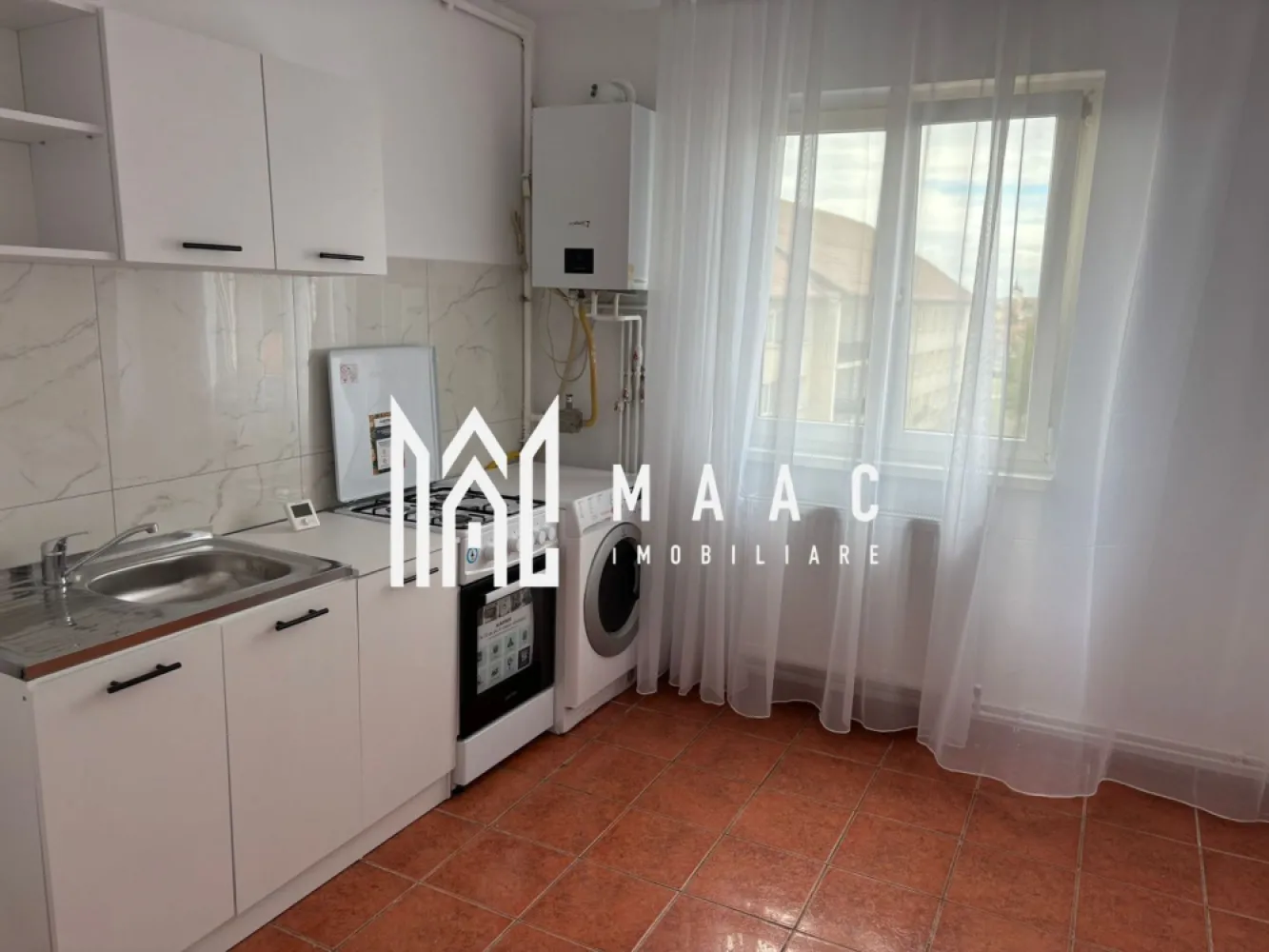 Garsoniera Decomandată | Etaj Intermediar | Vasile Aaron - MAAC Imobiliare vă propune spre vânzare o garsonieră modernă, eficient compartimentată, situată într-o zonă foarte căutată din Sibiu, ideală atât pentru locuință personală, cât și pentru investiție. Proprietatea beneficiază de acces facil către toate zonele orașului, fiind amplasată în apropierea grădiniței, școlii, mijloacelor de transport și a numeroaselor puncte de interes, ceea ce o transformă într-o alegere excelentă pentru cei care își doresc confort și accesibilitate.

Garsoniera este decomandată și situată la etajul 4 al unui imobil cu regim de înălțime P+5, oferind un spațiu bine organizat și luminos. Locuința are o suprafață utilă de 23 mp și este pregătită pentru mutare imediată, fără a necesita investiții suplimentare.

Compartimentare:
-Dormitor spațios și luminos
-Bucătărie separată
-Baie
-Hol generos

Proprietatea a fost recent renovată și beneficiază de finisaje și dotări moderne, fiind ideală pentru persoane care caută o garsonieră renovată în Sibiu sau pentru investitori interesați de o proprietate ușor de închiriat într-o zonă apreciată.

Dotări și beneficii:
-Compartimentare decomandată
-Instalații electrice complet noi
-Instalații sanitare complet noi
-Centrală termică nouă
-Mobilier nou
-Apartament recent renovat
-Pregătită pentru mutare imediată
-Etaj 4 din 5
-Zonă apreciată și foarte căutată
-Acces rapid către toate zonele orașului
-Aproape de grădiniță, școală și mijloace de transport

Această garsonieră reprezintă o oportunitate foarte bună pentru cei care caută o locuință practică, modernă și bine poziționată în Sibiu, într-o zonă cu acces rapid către facilitățile esențiale ale orașului.

Pentru mai multe detalii și programarea unei vizionări, vă rugăm să menționați CP3105393 la telefon.