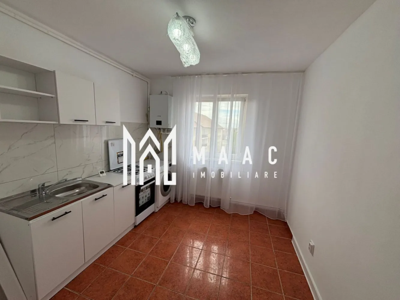 Garsoniera Decomandată | Etaj Intermediar | Vasile Aaron - MAAC Imobiliare vă propune spre vânzare o garsonieră modernă, eficient compartimentată, situată într-o zonă foarte căutată din Sibiu, ideală atât pentru locuință personală, cât și pentru investiție. Proprietatea beneficiază de acces facil către toate zonele orașului, fiind amplasată în apropierea grădiniței, școlii, mijloacelor de transport și a numeroaselor puncte de interes, ceea ce o transformă într-o alegere excelentă pentru cei care își doresc confort și accesibilitate.

Garsoniera este decomandată și situată la etajul 4 al unui imobil cu regim de înălțime P+5, oferind un spațiu bine organizat și luminos. Locuința are o suprafață utilă de 23 mp și este pregătită pentru mutare imediată, fără a necesita investiții suplimentare.

Compartimentare:
-Dormitor spațios și luminos
-Bucătărie separată
-Baie
-Hol generos

Proprietatea a fost recent renovată și beneficiază de finisaje și dotări moderne, fiind ideală pentru persoane care caută o garsonieră renovată în Sibiu sau pentru investitori interesați de o proprietate ușor de închiriat într-o zonă apreciată.

Dotări și beneficii:
-Compartimentare decomandată
-Instalații electrice complet noi
-Instalații sanitare complet noi
-Centrală termică nouă
-Mobilier nou
-Apartament recent renovat
-Pregătită pentru mutare imediată
-Etaj 4 din 5
-Zonă apreciată și foarte căutată
-Acces rapid către toate zonele orașului
-Aproape de grădiniță, școală și mijloace de transport

Această garsonieră reprezintă o oportunitate foarte bună pentru cei care caută o locuință practică, modernă și bine poziționată în Sibiu, într-o zonă cu acces rapid către facilitățile esențiale ale orașului.

Pentru mai multe detalii și programarea unei vizionări, vă rugăm să menționați CP3105393 la telefon.