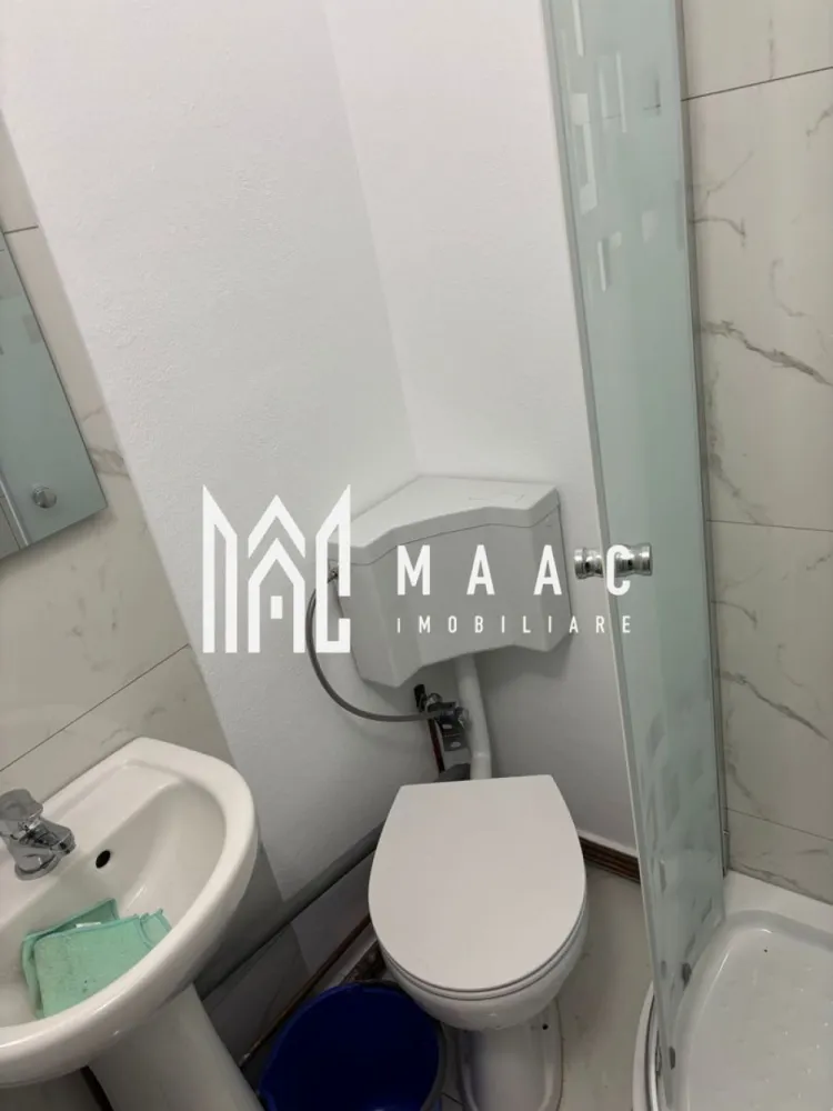 Garsoniera Decomandată | Etaj Intermediar | Vasile Aaron - MAAC Imobiliare vă propune spre vânzare o garsonieră modernă, eficient compartimentată, situată într-o zonă foarte căutată din Sibiu, ideală atât pentru locuință personală, cât și pentru investiție. Proprietatea beneficiază de acces facil către toate zonele orașului, fiind amplasată în apropierea grădiniței, școlii, mijloacelor de transport și a numeroaselor puncte de interes, ceea ce o transformă într-o alegere excelentă pentru cei care își doresc confort și accesibilitate.

Garsoniera este decomandată și situată la etajul 4 al unui imobil cu regim de înălțime P+5, oferind un spațiu bine organizat și luminos. Locuința are o suprafață utilă de 23 mp și este pregătită pentru mutare imediată, fără a necesita investiții suplimentare.

Compartimentare:
-Dormitor spațios și luminos
-Bucătărie separată
-Baie
-Hol generos

Proprietatea a fost recent renovată și beneficiază de finisaje și dotări moderne, fiind ideală pentru persoane care caută o garsonieră renovată în Sibiu sau pentru investitori interesați de o proprietate ușor de închiriat într-o zonă apreciată.

Dotări și beneficii:
-Compartimentare decomandată
-Instalații electrice complet noi
-Instalații sanitare complet noi
-Centrală termică nouă
-Mobilier nou
-Apartament recent renovat
-Pregătită pentru mutare imediată
-Etaj 4 din 5
-Zonă apreciată și foarte căutată
-Acces rapid către toate zonele orașului
-Aproape de grădiniță, școală și mijloace de transport

Această garsonieră reprezintă o oportunitate foarte bună pentru cei care caută o locuință practică, modernă și bine poziționată în Sibiu, într-o zonă cu acces rapid către facilitățile esențiale ale orașului.

Pentru mai multe detalii și programarea unei vizionări, vă rugăm să menționați CP3105393 la telefon.